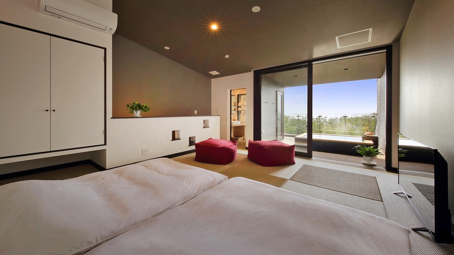 メゾネットタイプの２Fの寝室。寝具には保温性が高い石川県石田屋の羽毛布団やエアウィーブの四季布団で