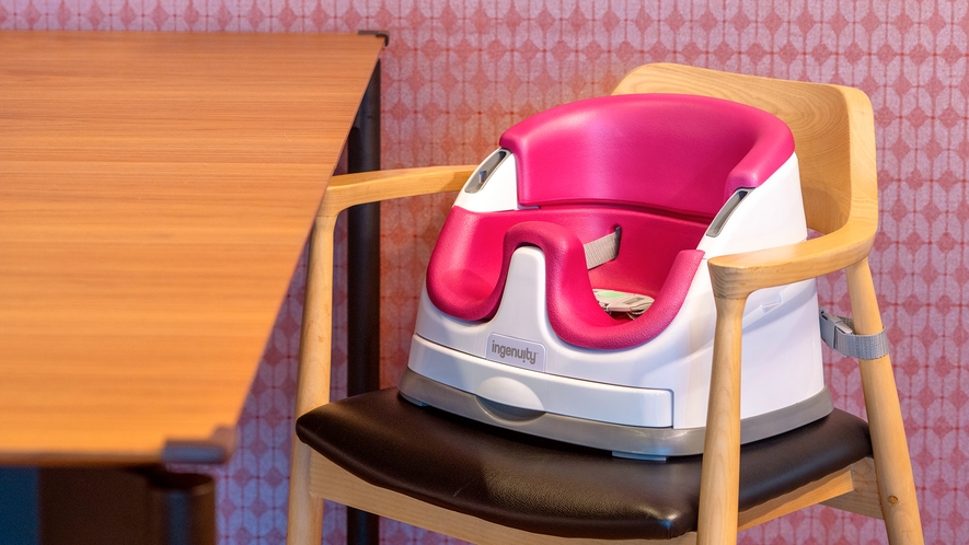 お部屋のダイニングテーブルで使える補助椅子も便利です。