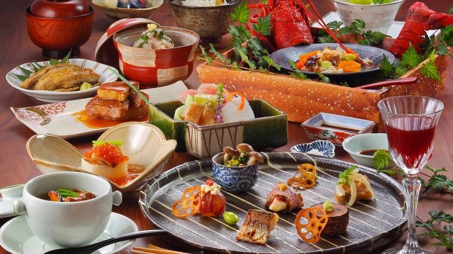 伊豆山海の幸を中心に、旬の味覚を新しい切り口で表現した懐石料理。