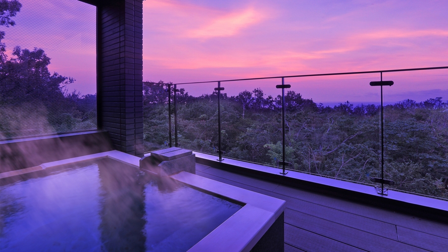 幻想的で吸い込まれそうな夕景を眺めながら、伊豆高原温泉をたっぷりと堪能