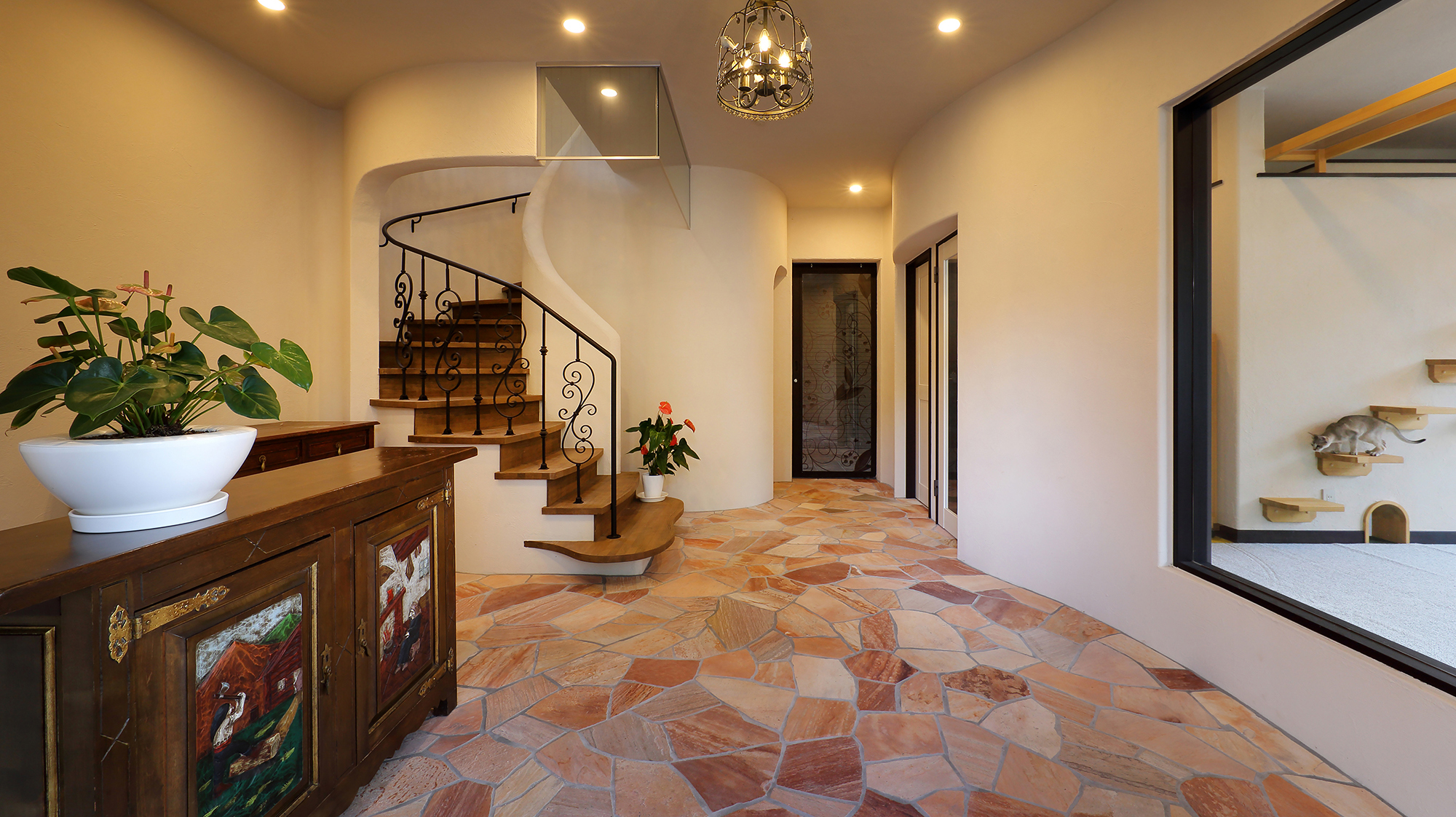 フロント（入って左手側）キャットルーム（右手側）