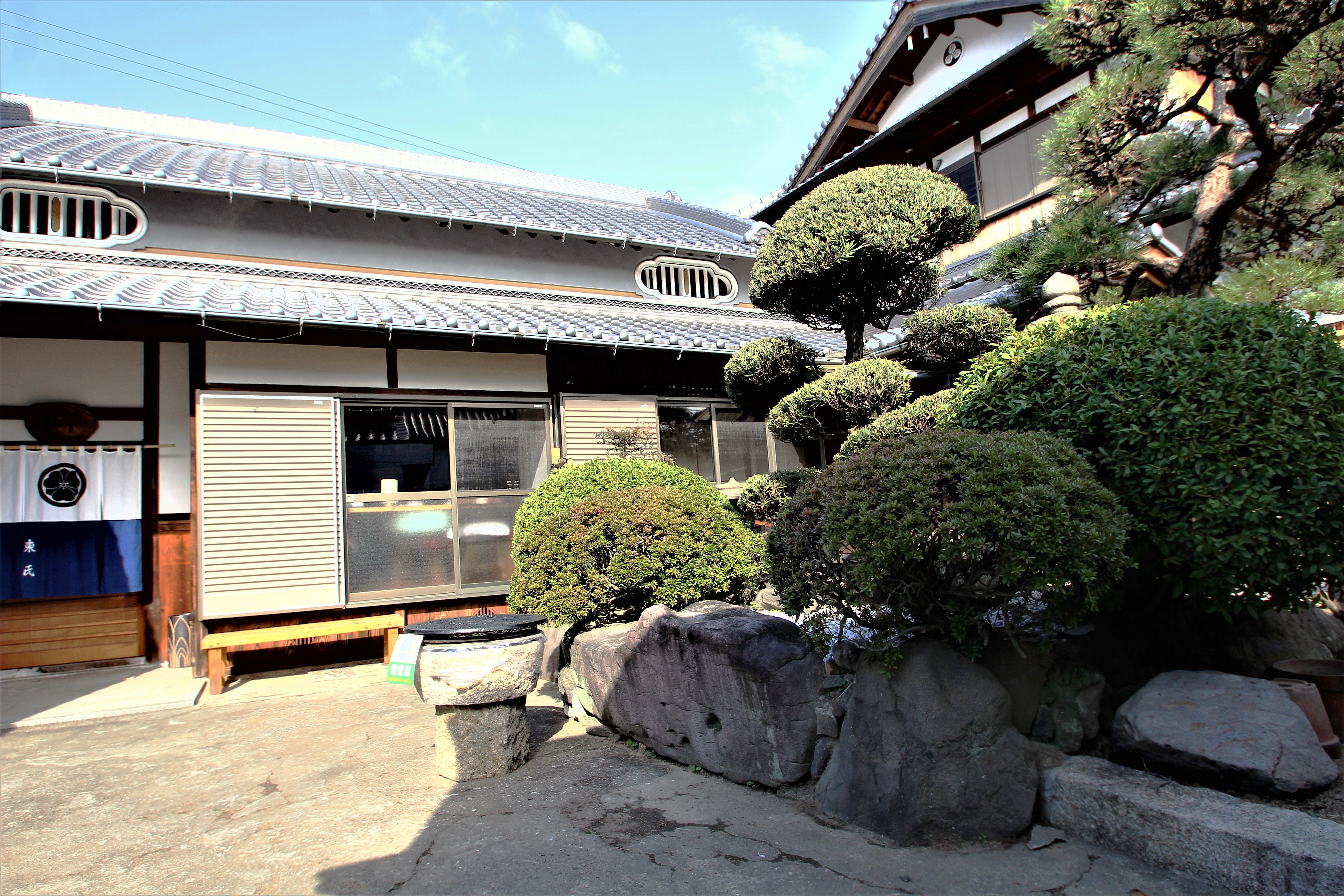 ゲストハウス喜平の母屋の外観と庭園