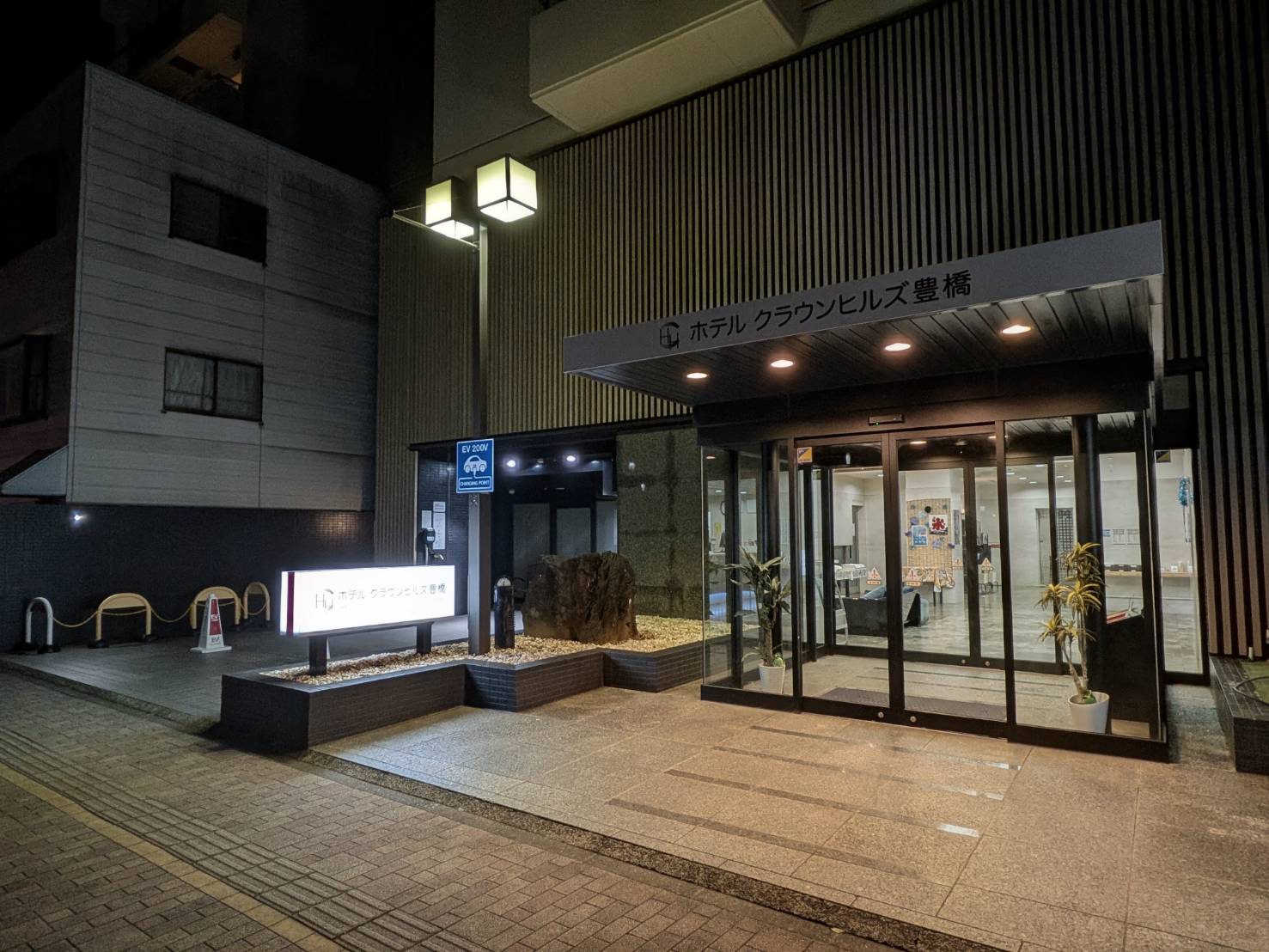 柔らかな夜の灯りが、旅の終わりをそっと彩ります