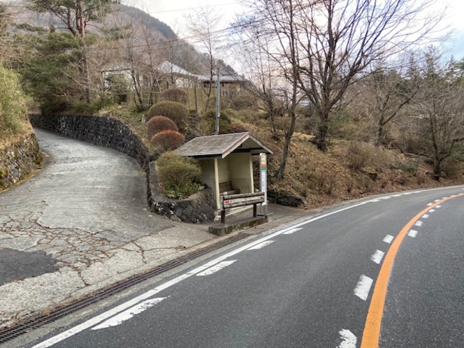 国道1号 芦ノ湖方面から小田原方面へ向かい猿の茶屋バス停脇の坂を左へ上がります。