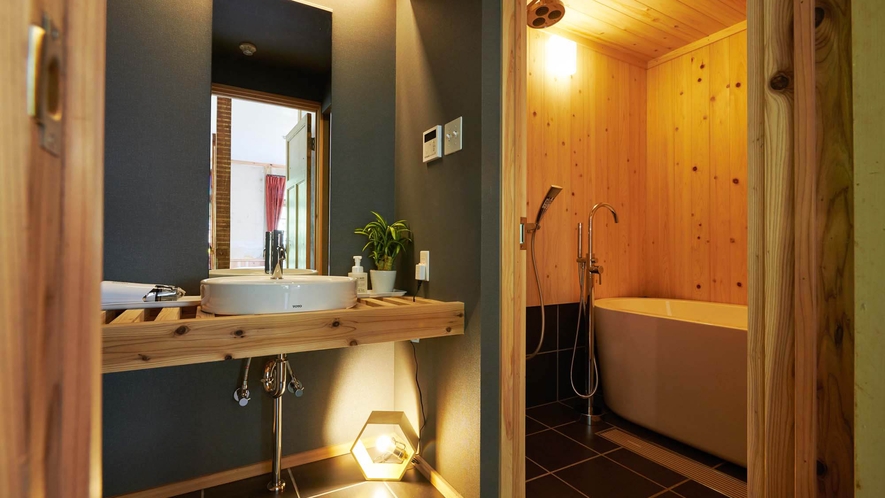 ・【高野】木目調のレトロ感とスタイリッシュな近代的雰囲気を満喫できる浴室