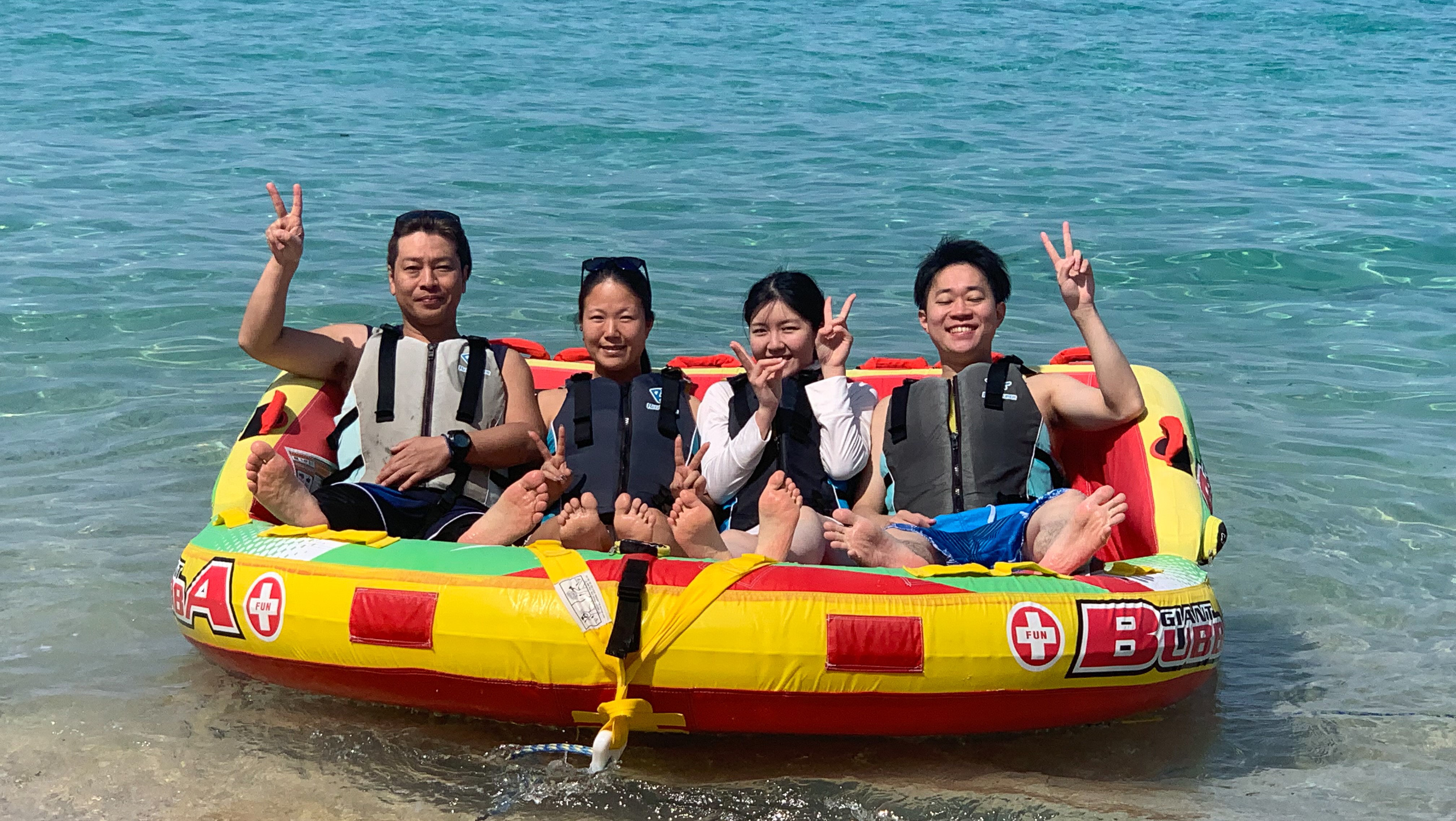 【アクティビティ】みんなでピース！大型ボートで爽快マリン体験。