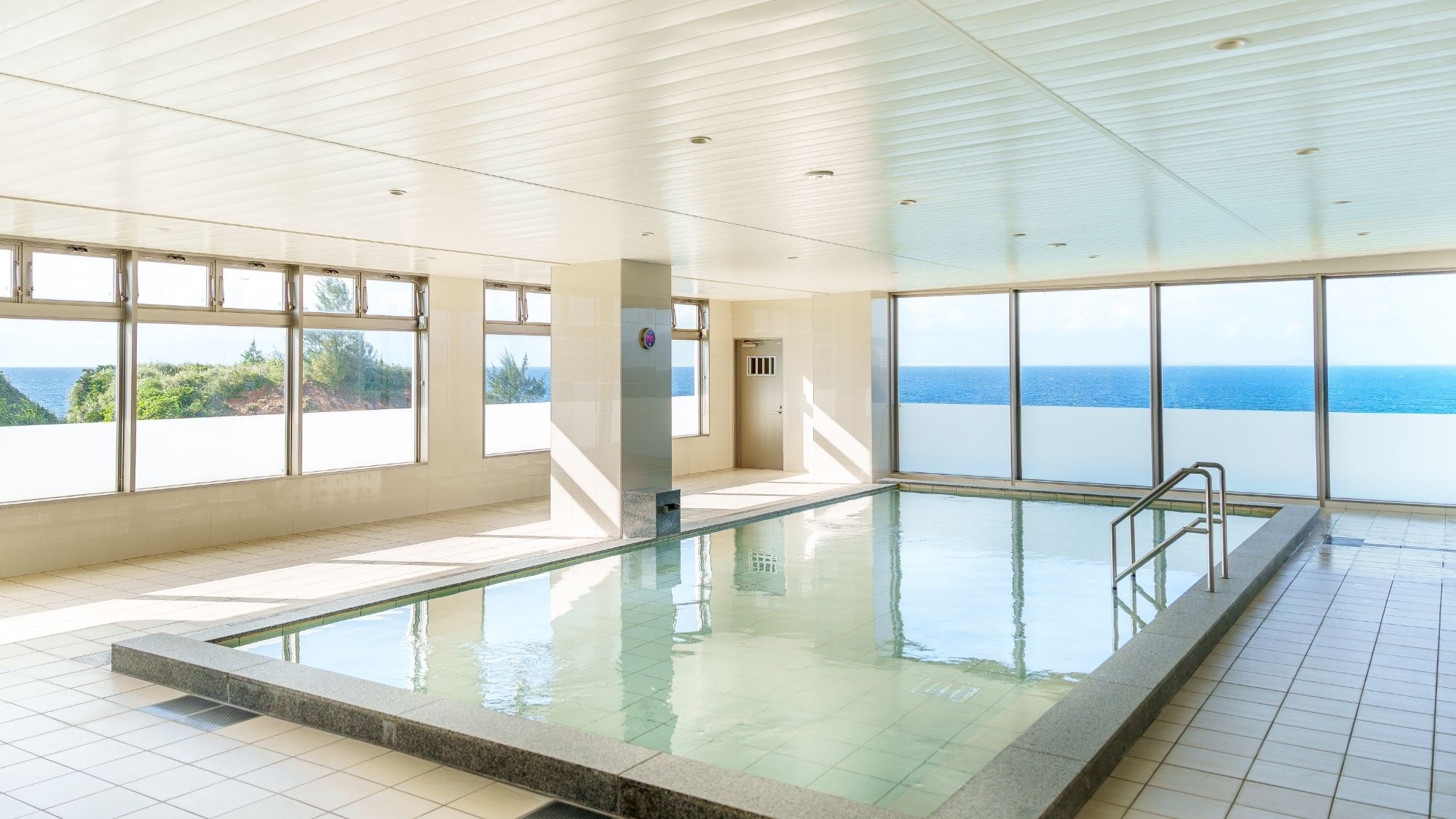 【大浴場】客室とはひと味違うオーシャンビュー。刻々と表情を変える壮大な海を眺めながら、至福のバスタイ