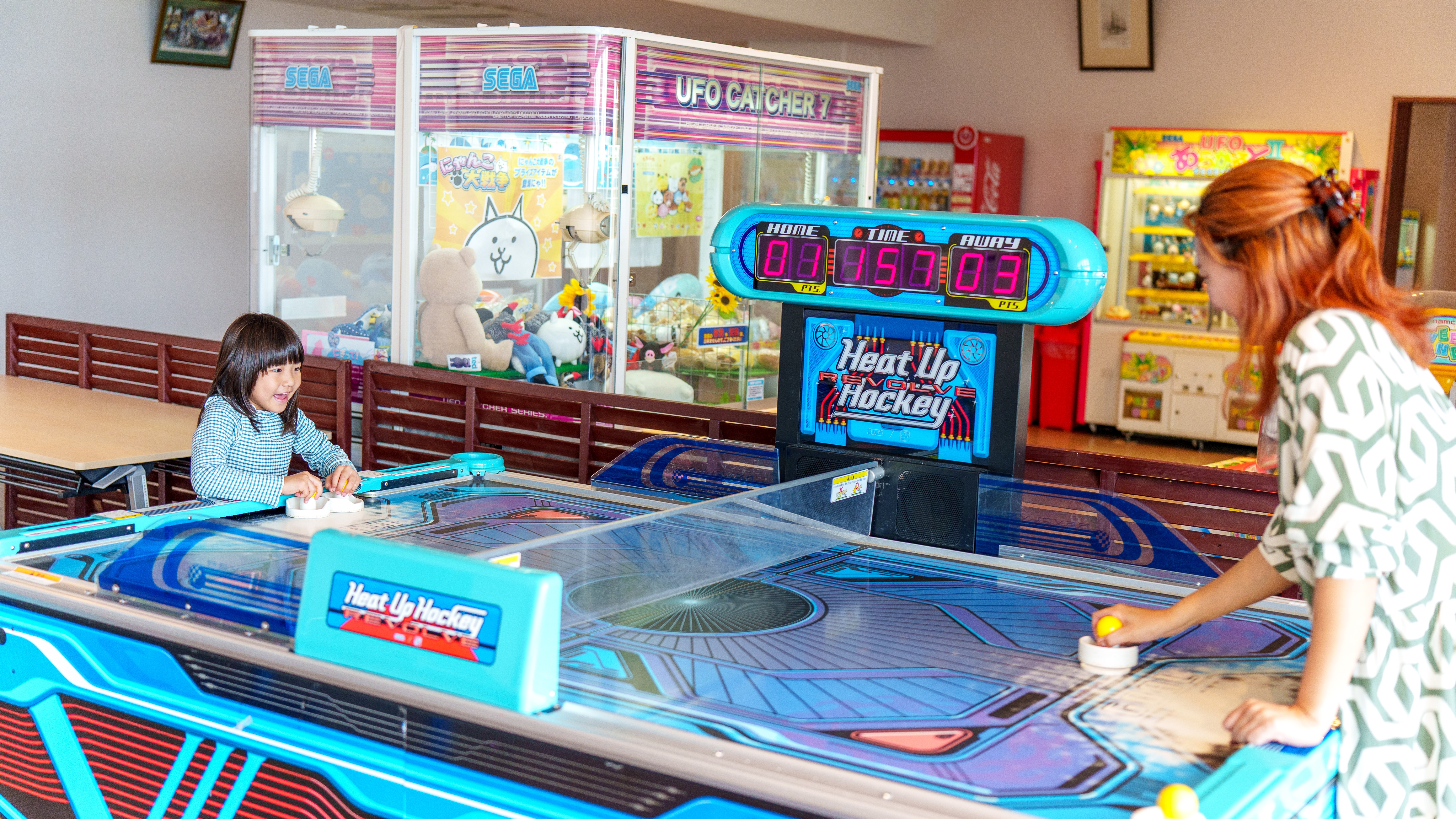 【ゲームコーナー】白熱のエアホッケー！雨の日もお子様と一緒に館内で遊べます。