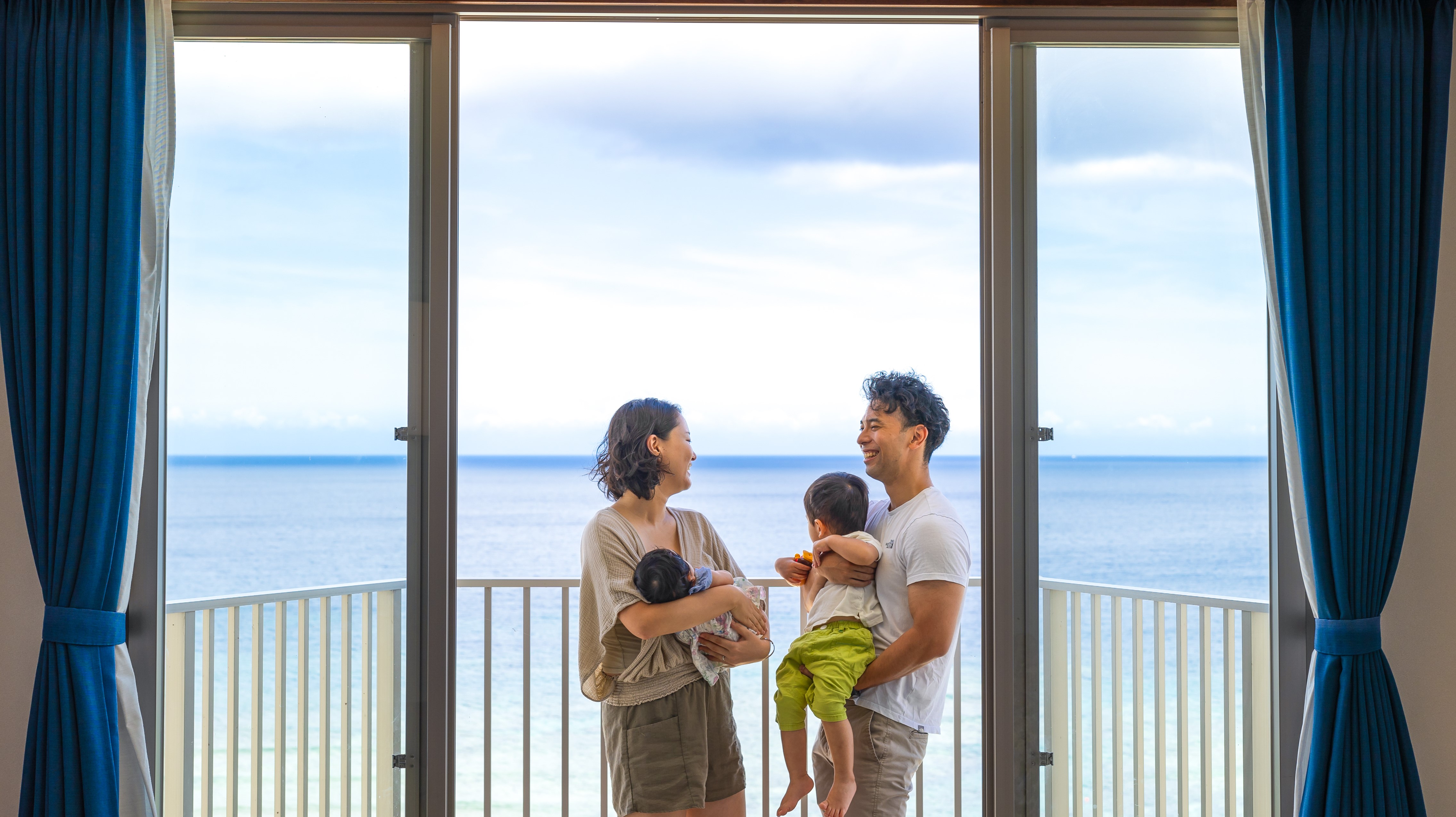【ファミリーに人気】バルコニーで記念撮影も。青い海をバックに、ご家族の大切な旅の思い出を