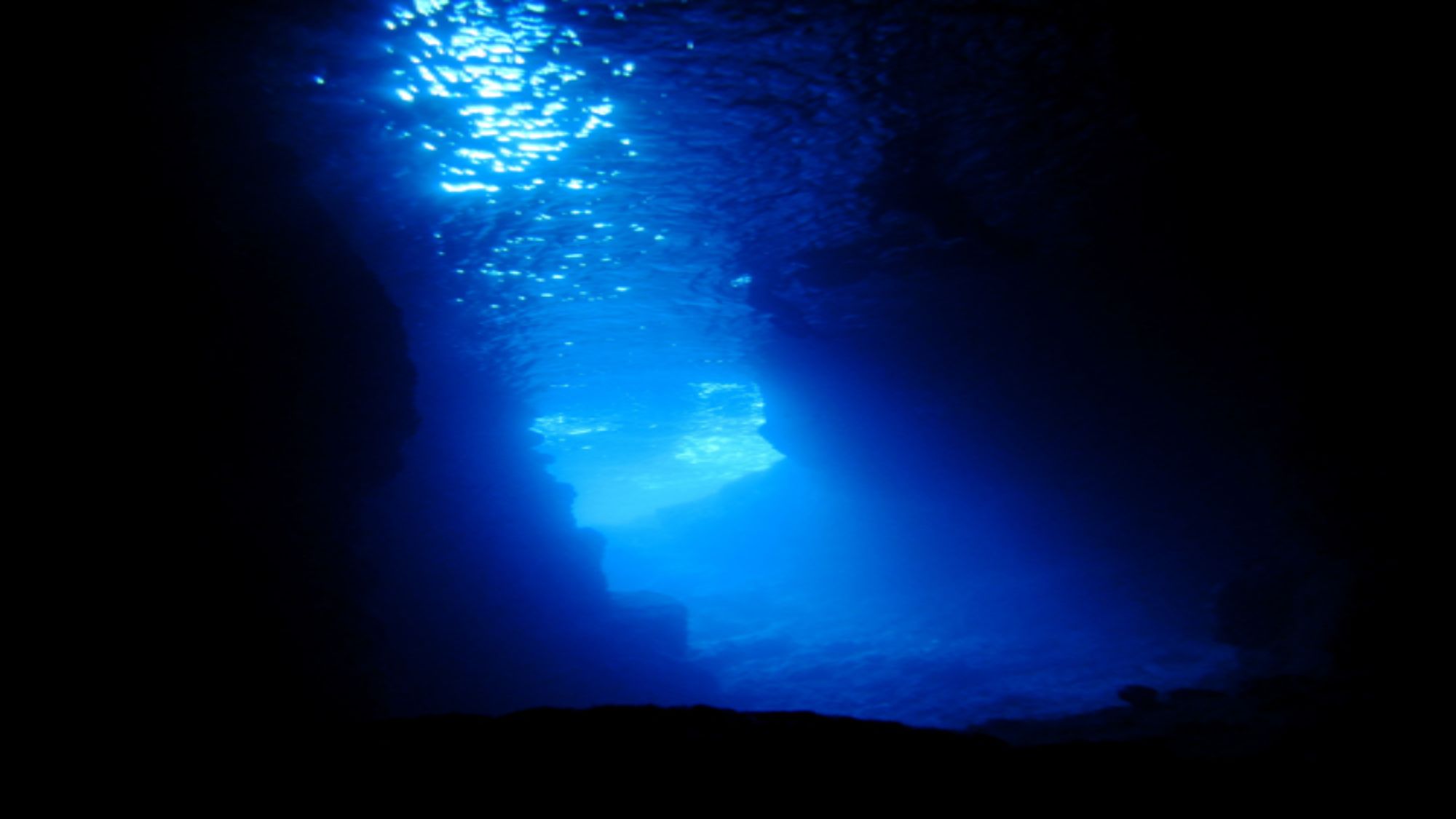 【周辺施設】神秘的な「青の洞窟」へは車で25分。感動のシュノーケリング体験をぜひ。