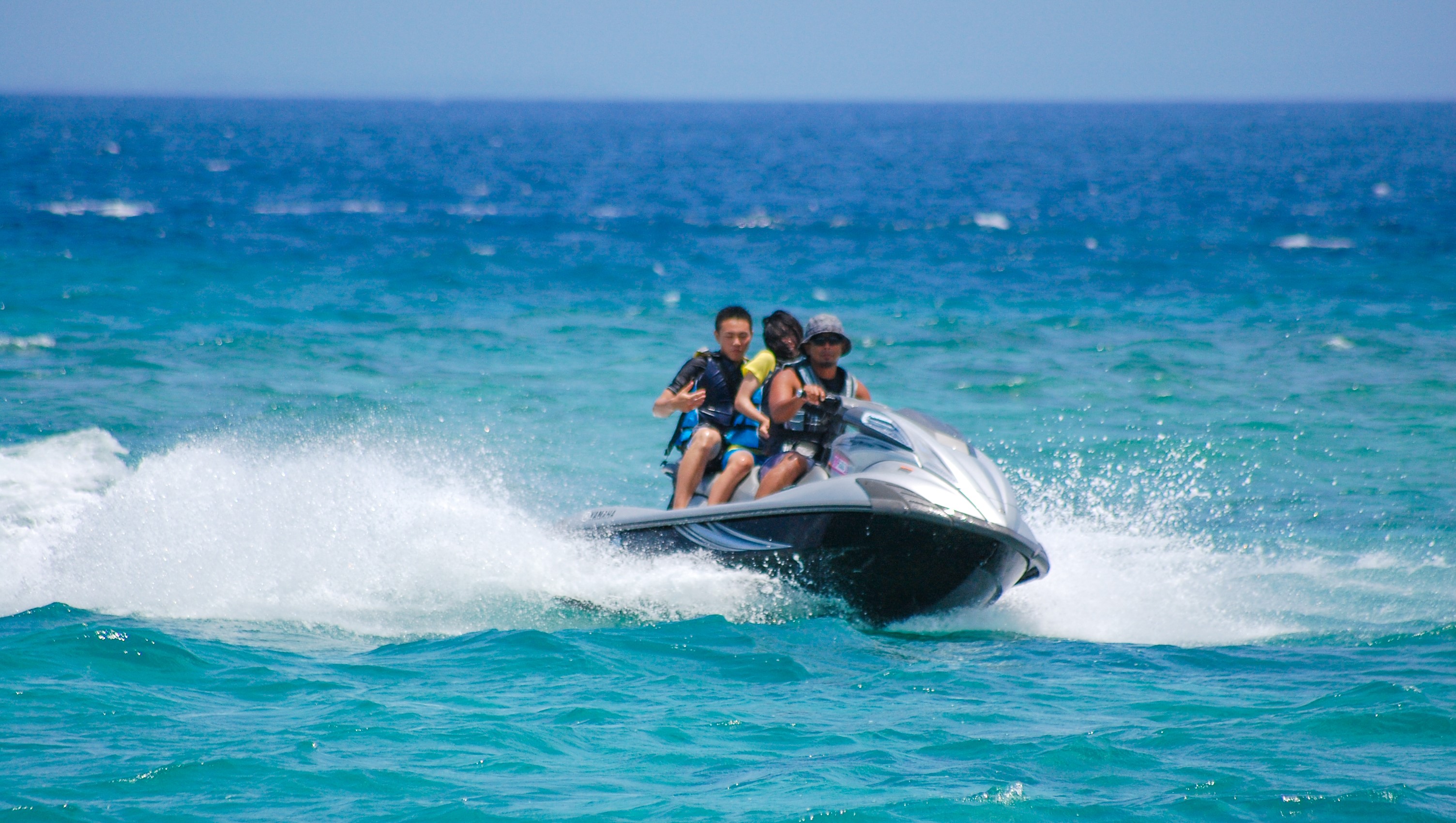 【アクティビティ】迫力満点！水しぶきを上げて海を駆けるジェット。