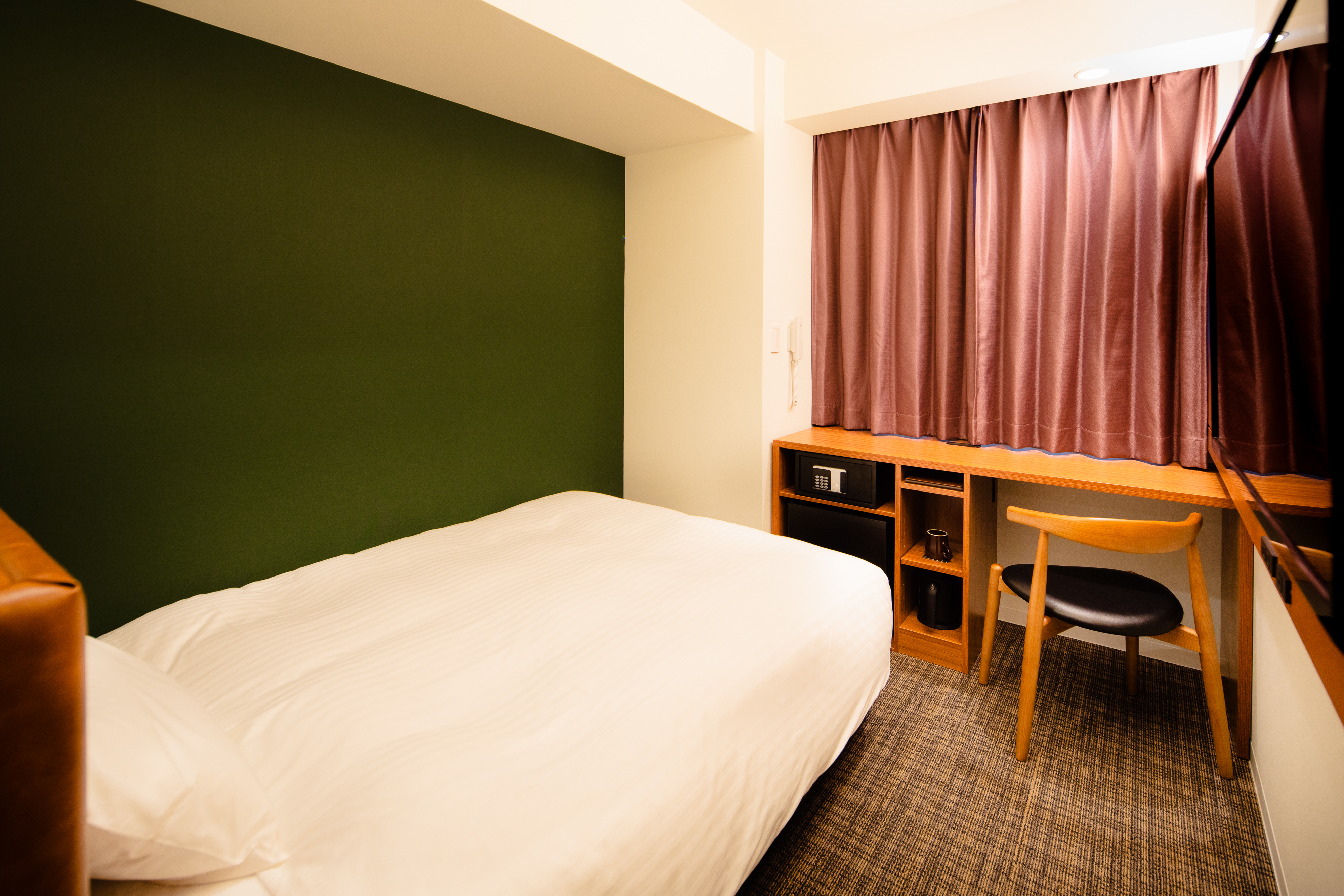 シングルA(13.7㎡ / 140cmサイズベッド)