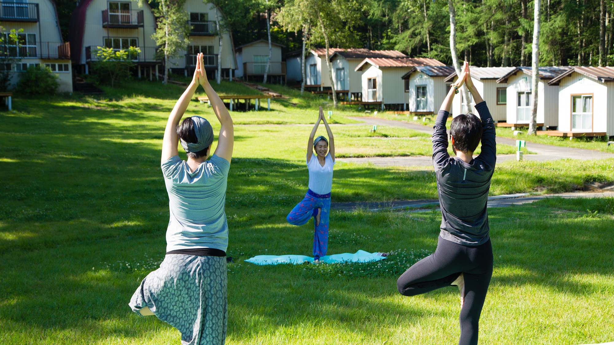 【Morning YOGA】晴れた日には芝生の上で。