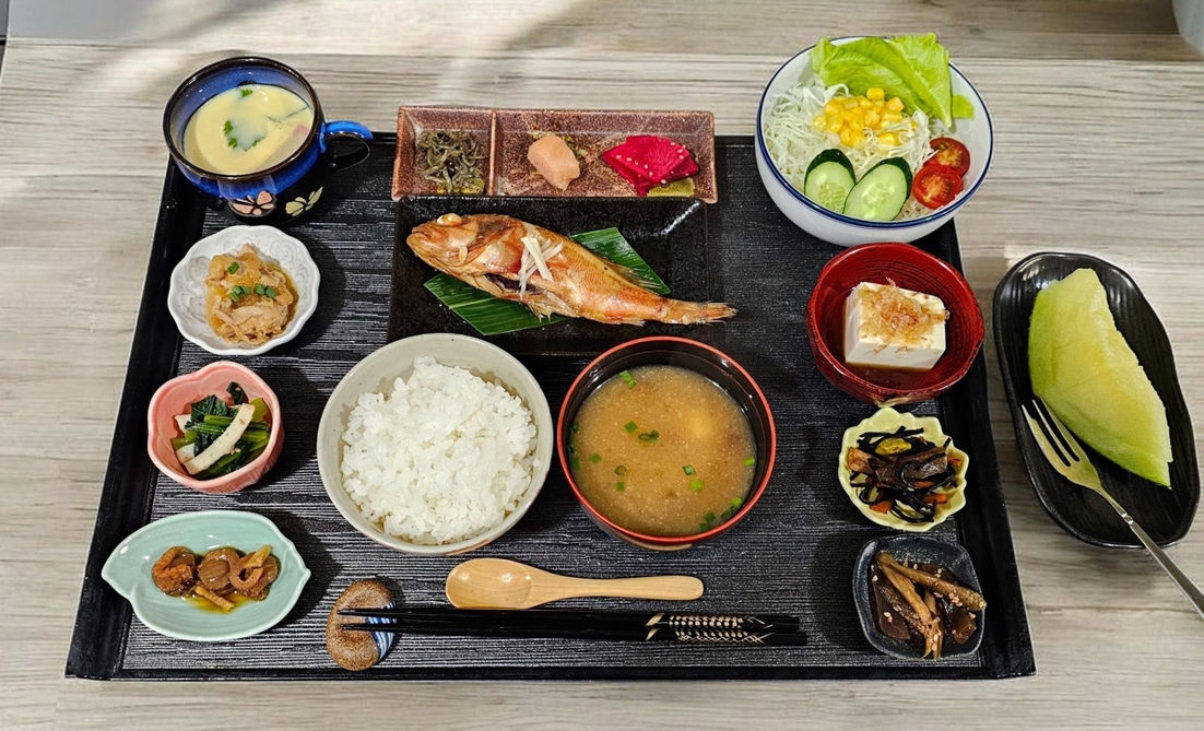 【201号室】高天井×角部屋の開放感◆夜は本格フルコース｜朝は10種の副菜を楽しむ和朝食