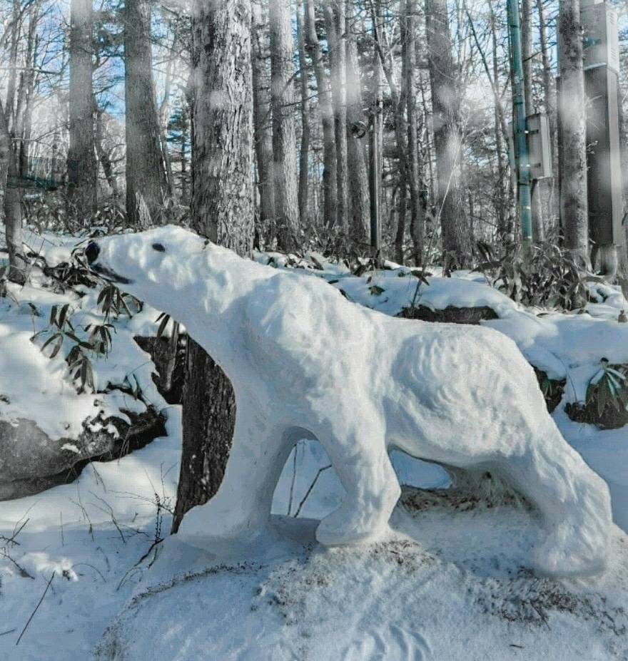 雪でできたホッキョクグマ