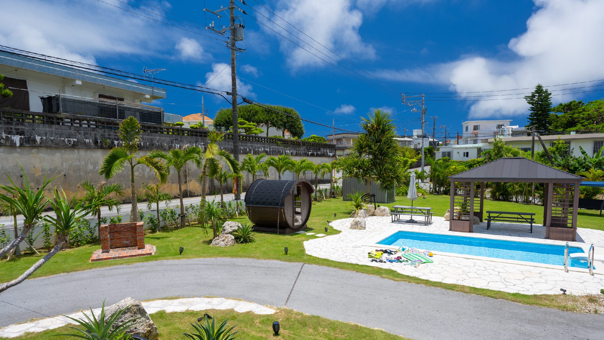 ・１歩外に出ると広いお庭とプライベートプールを眺めながら沖縄時間をゆったりお過ごしいただけます