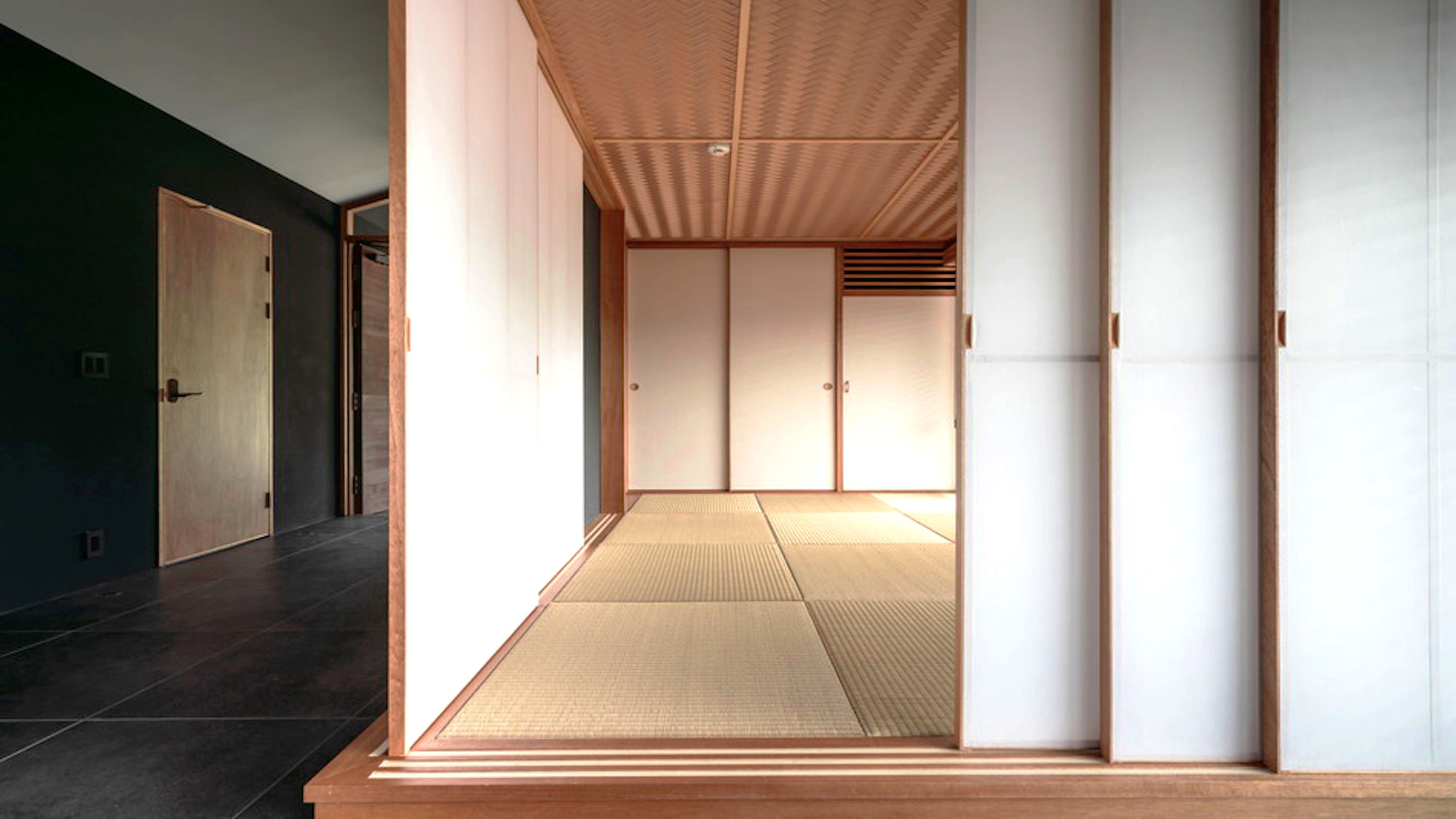 ・家族での宿泊やインバウンドを想定して設けた和室は、網代を用いた天井が印象的