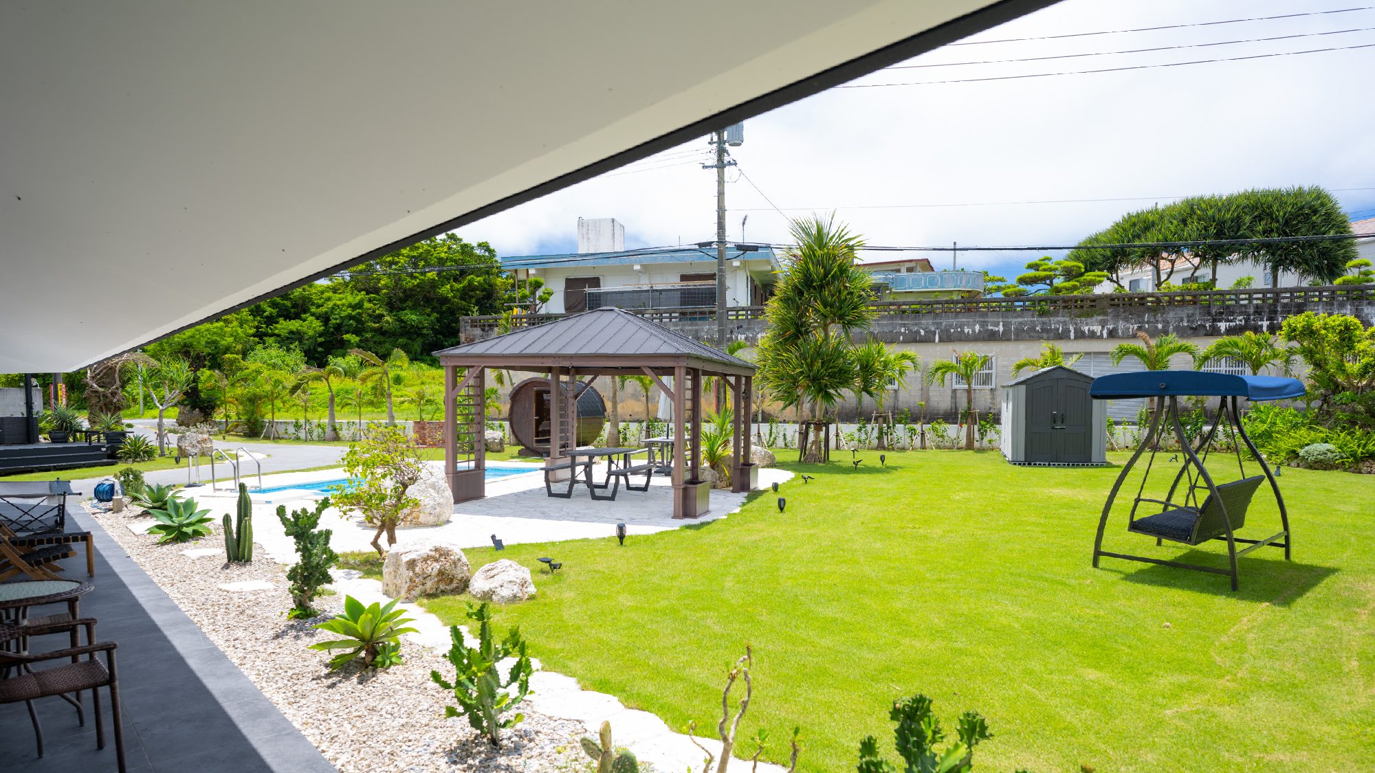 ・１歩外に出ると広いお庭とプライベートプールを眺めながら沖縄時間をゆったりお過ごしいただけます