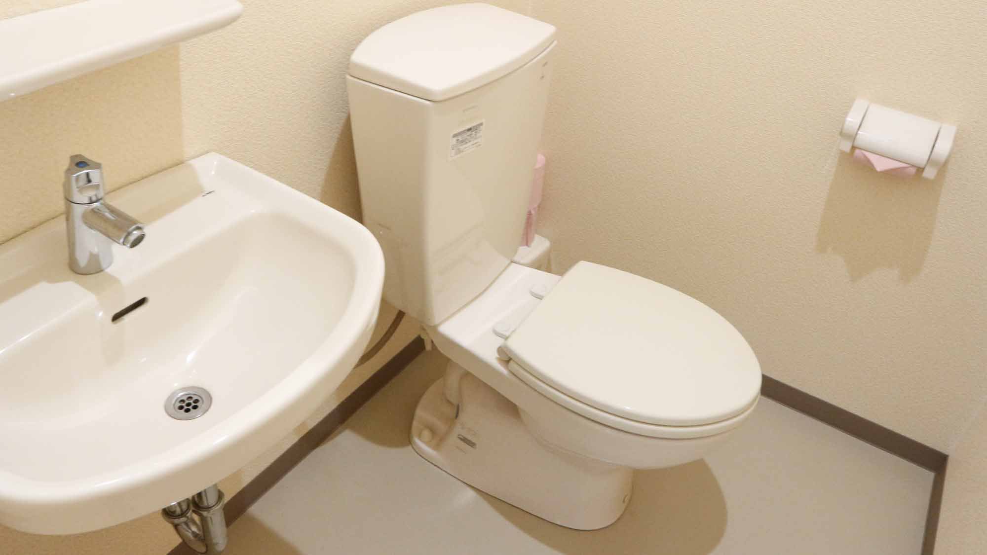 *［全室共通］洗面台とトイレを完備（洗浄機能付トイレは館内にあり）