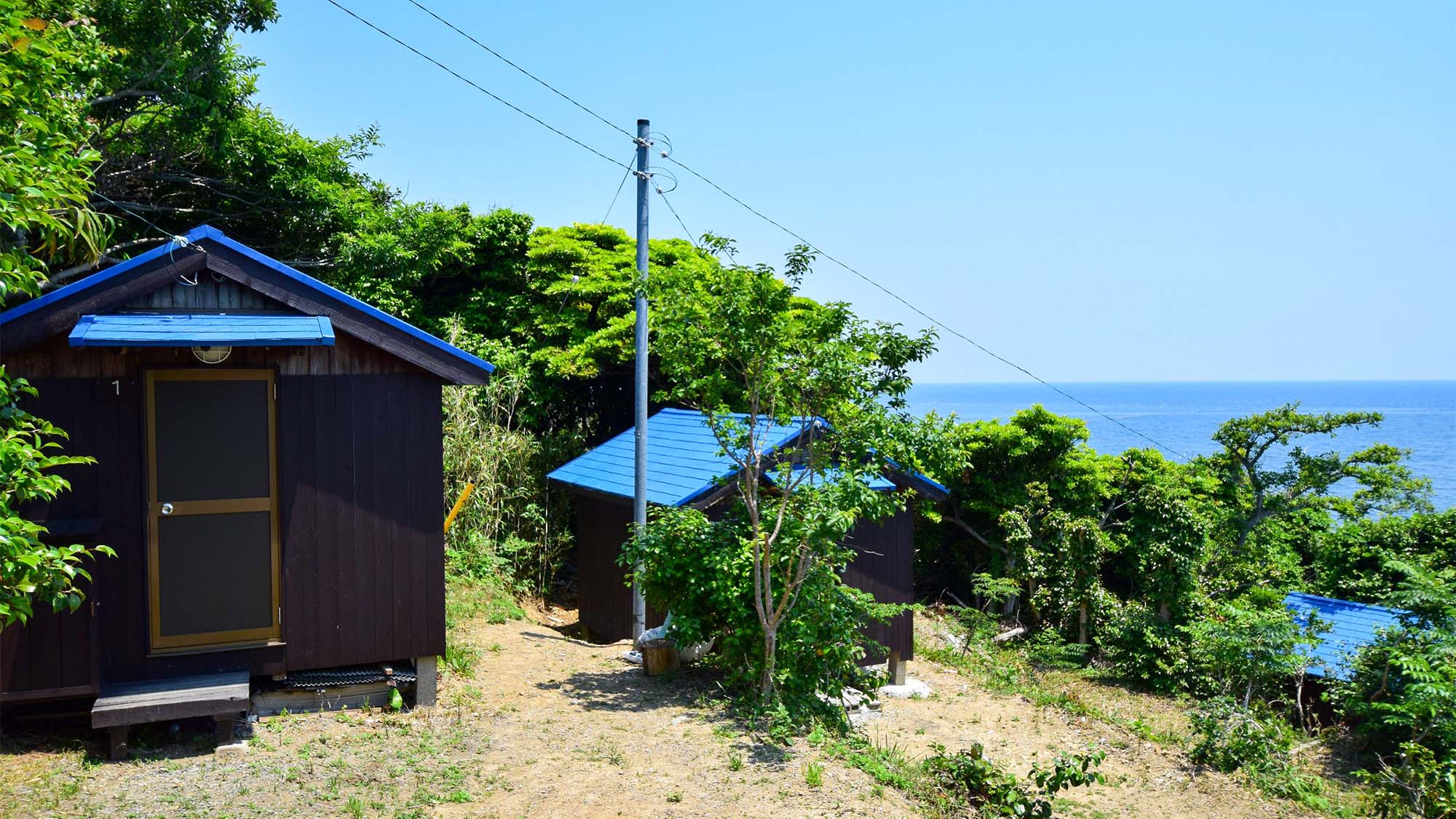 ・【外観】雄大に広がる海と豊かな自然に囲まれた殿崎バンガローへようこそ