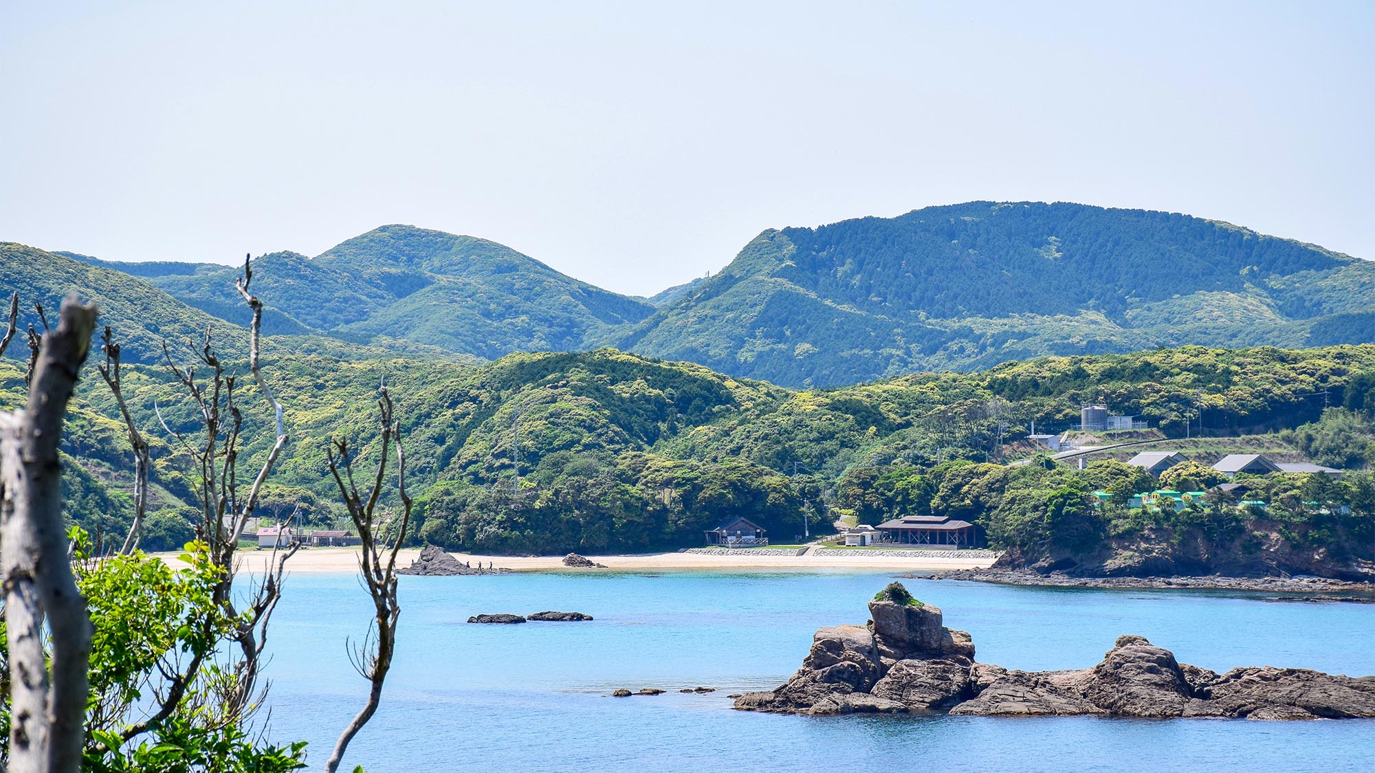 ・【三宇田浜】天然白砂の浜とエメラルドグリーンに輝く海は、まるで南国のよう