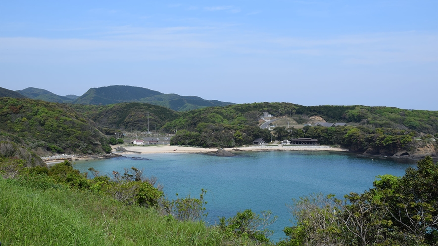 ・【三宇田浜】天然白砂の浜とエメラルドグリーンに輝く海は、まるで南国のよう