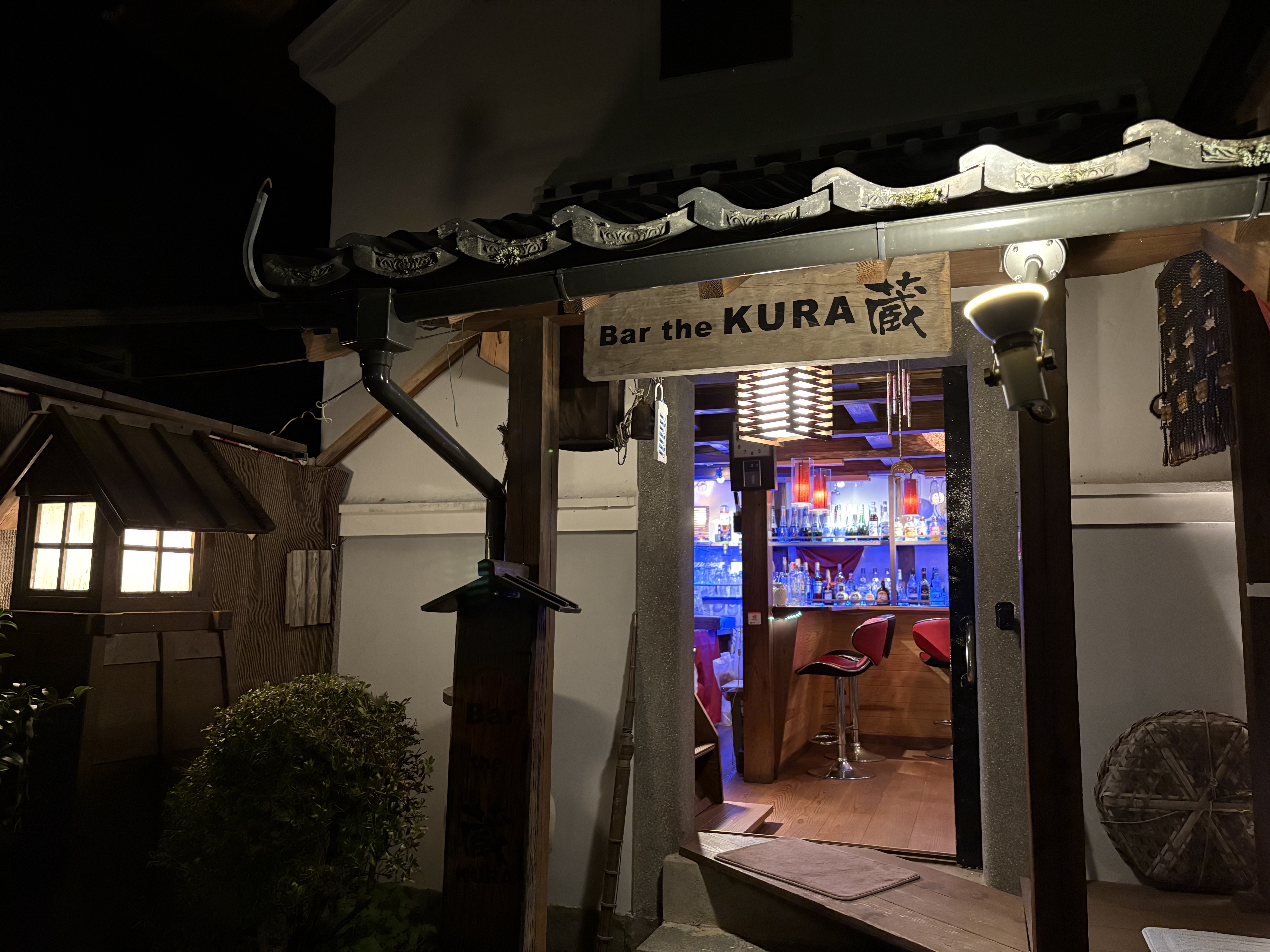 敷地内には、築100年の蔵をリノベーションしたBar「Bar the KURA」がございます。古き良き蔵の趣を残しつつ、ゆったりとした時間が流れる大人の空間です。地元の素材を使ったカクテルやここでしか飲めない一風変わったお酒をご用意しております。