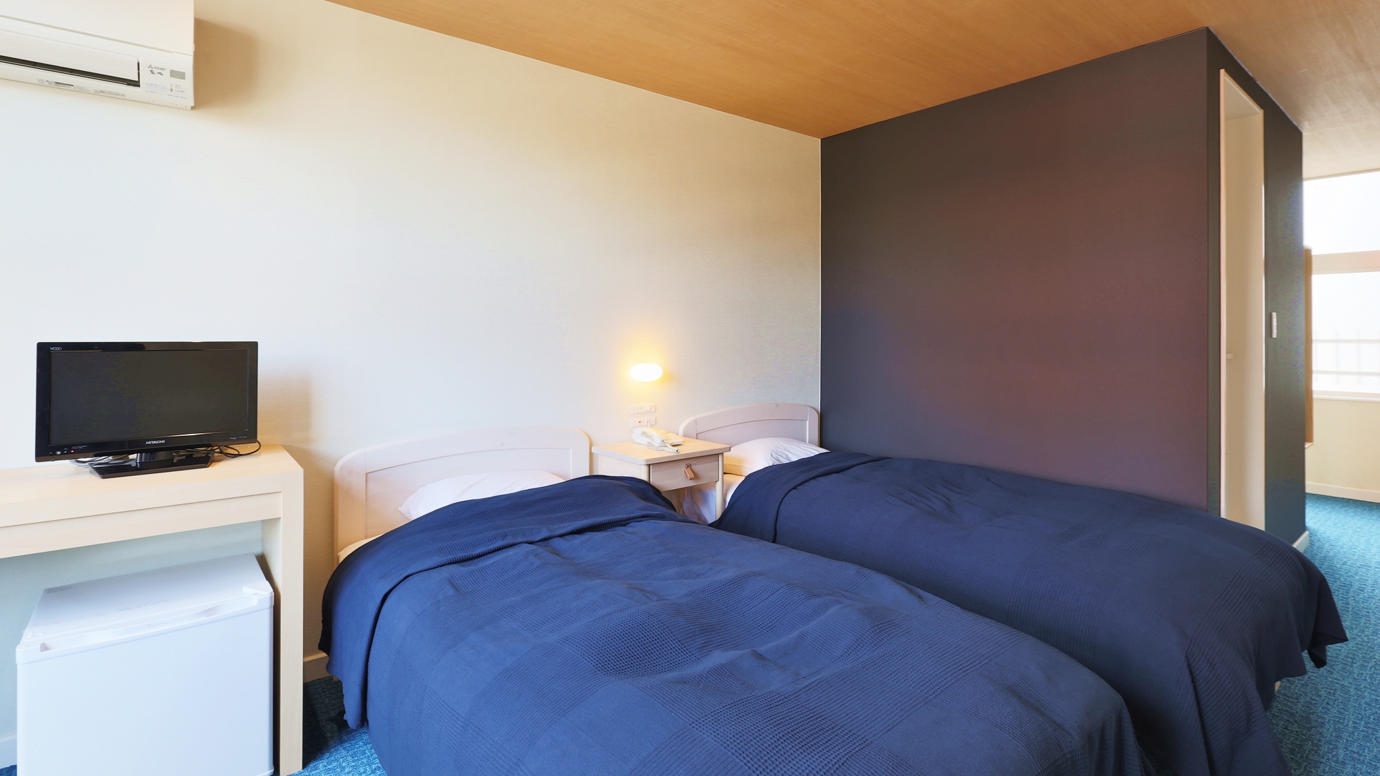 *ツイン一例／白・紺・茶でコーディネートされた明るいお部屋