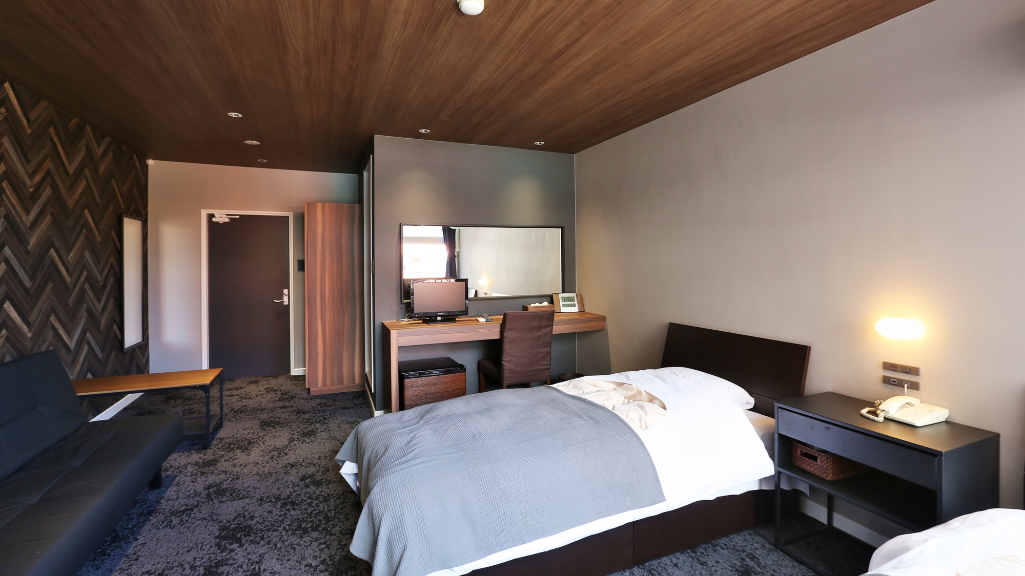 *デラックスツイン一例／ダークブラウン&times;グレーで統一されたインテリア