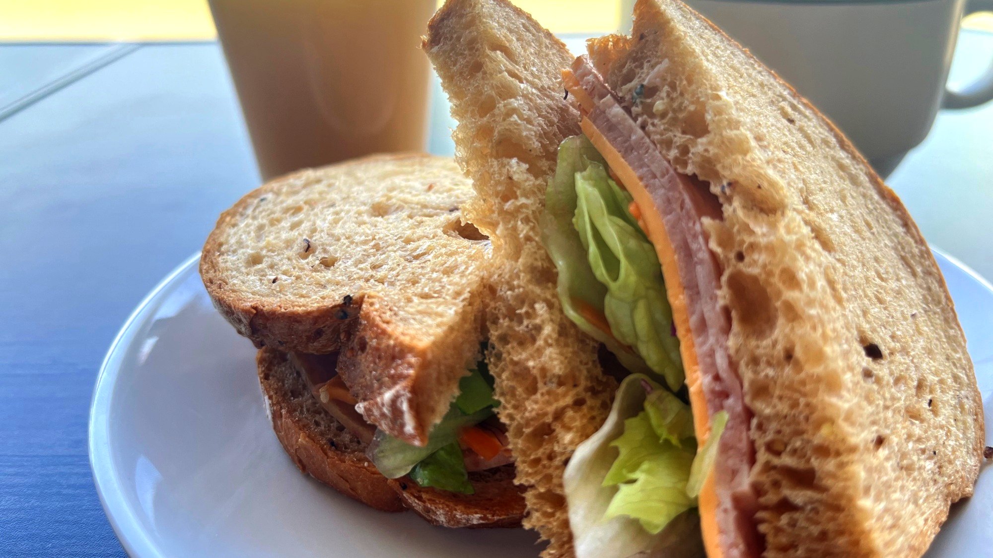 【朝食】作って楽しむボロニアソーセージのサンドイッチセットとフルーツジュース