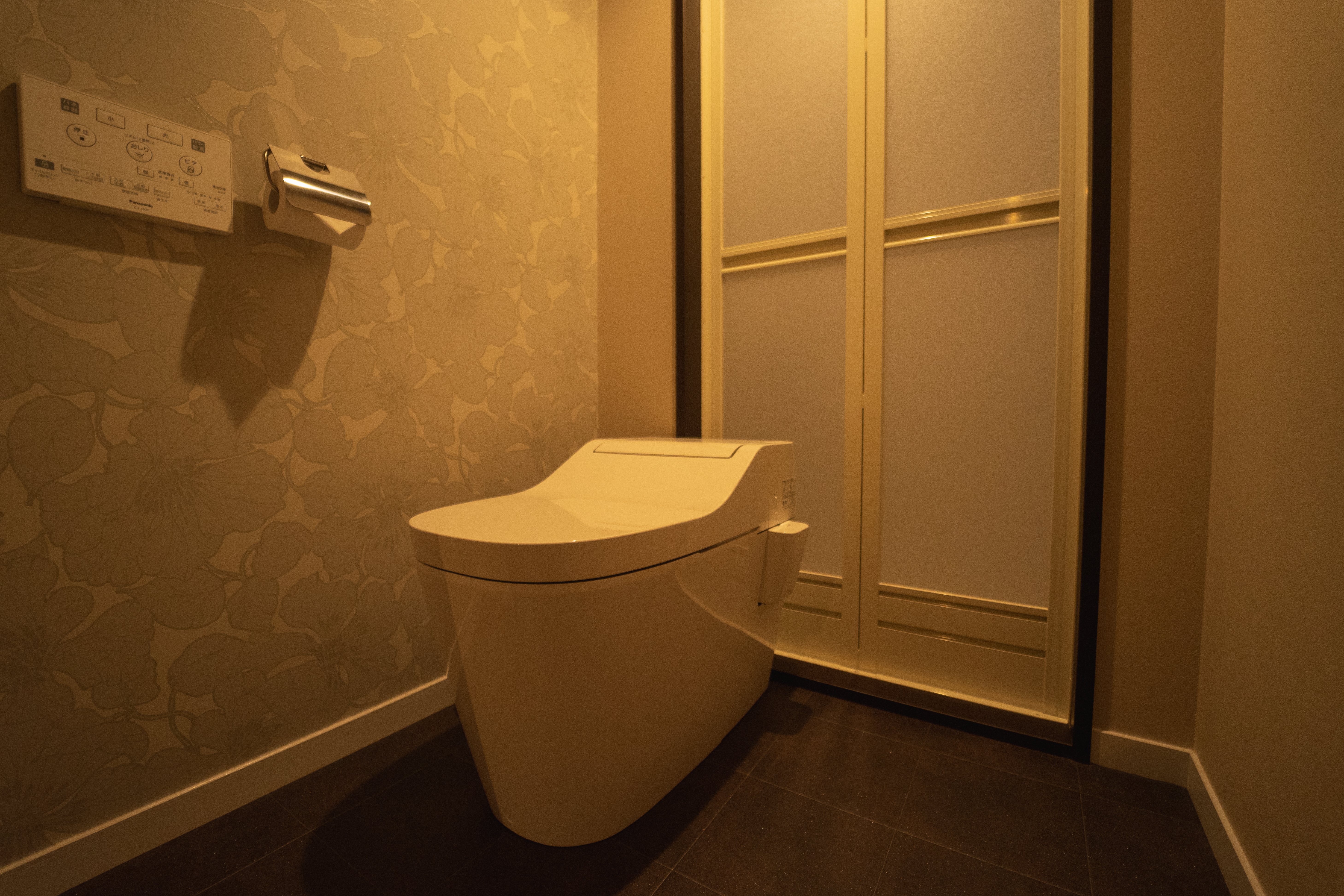 デラックストリプル　トイレ