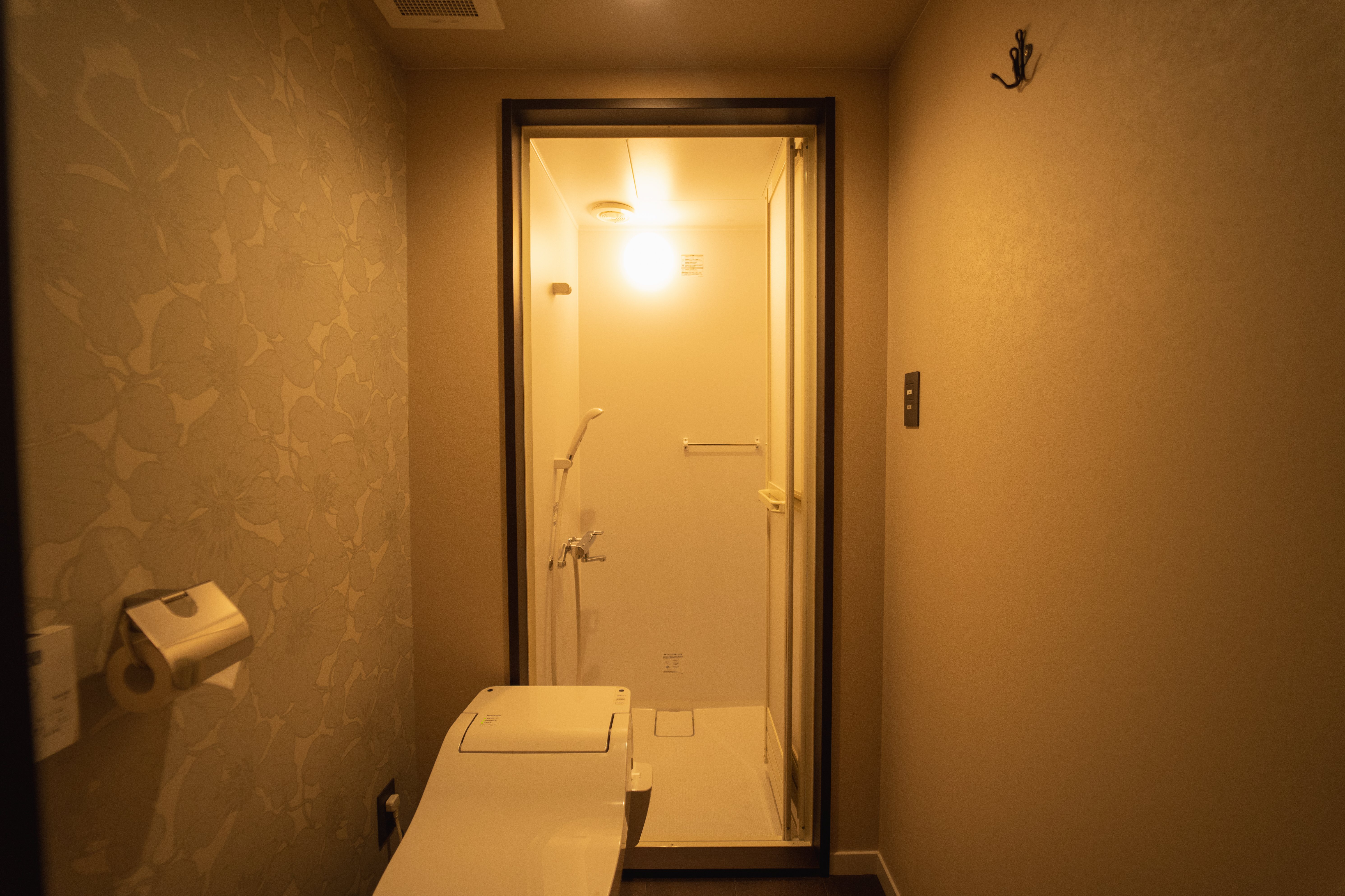 デラックストリプル　シャワールーム＆トイレ