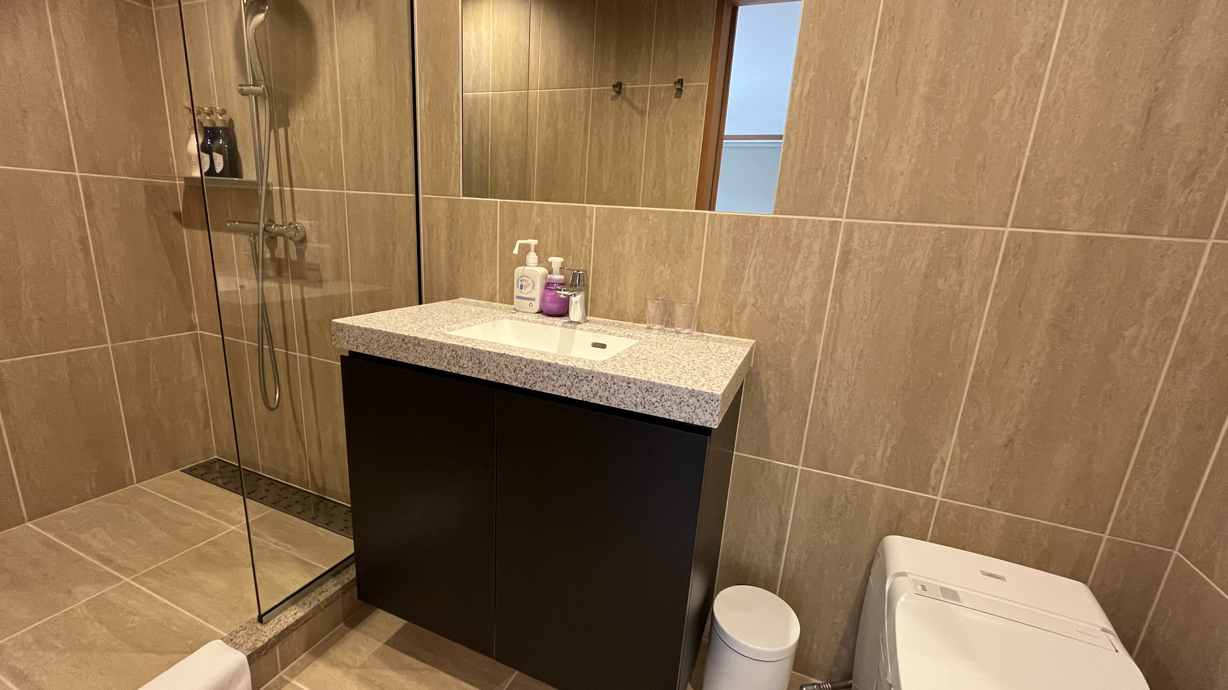 マスターベッド（洗面・シャワー）