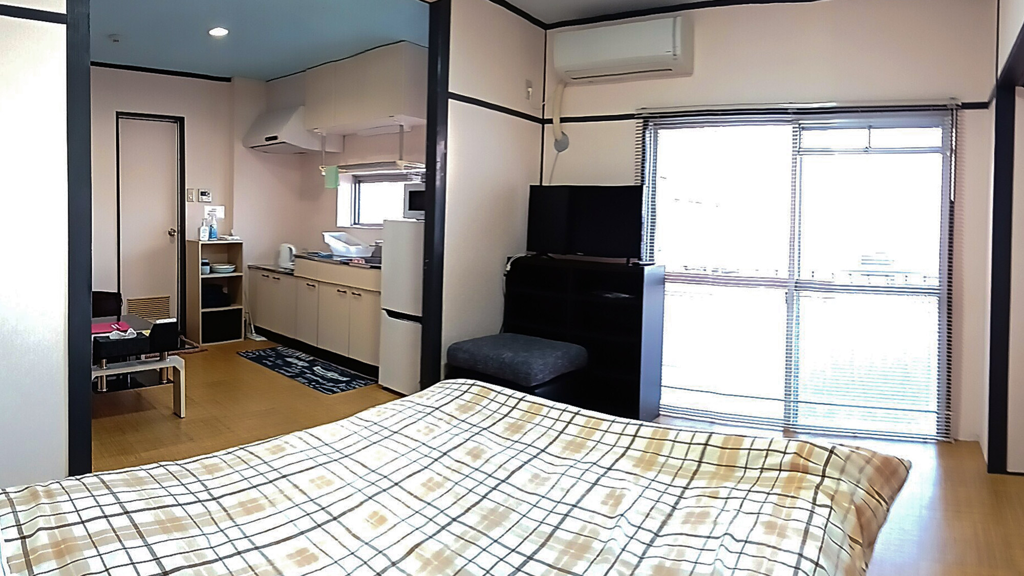 ・【403号室/ベッドルーム】部屋の窓からは海が見えます