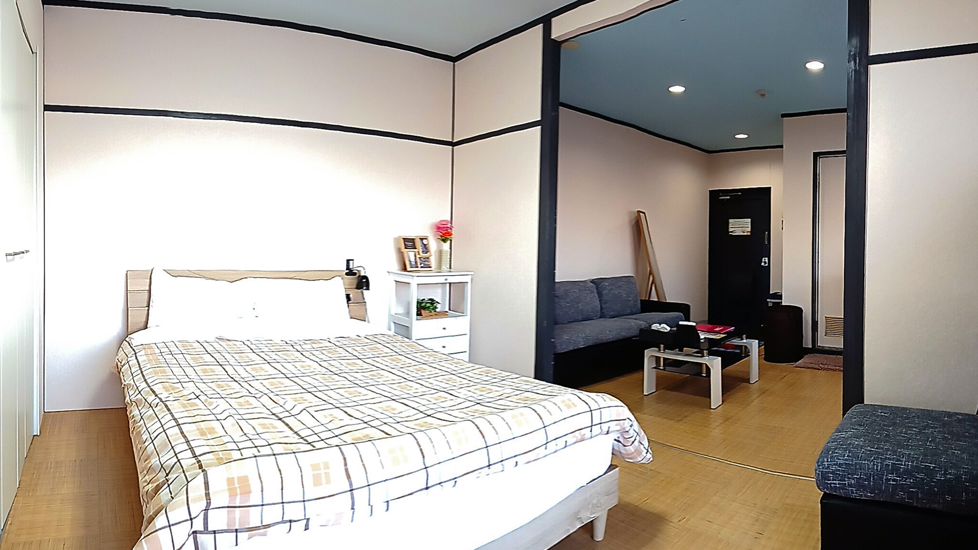 ・【403号室/ベッドルーム】ダブルベッドとリビングにはソファーがあります