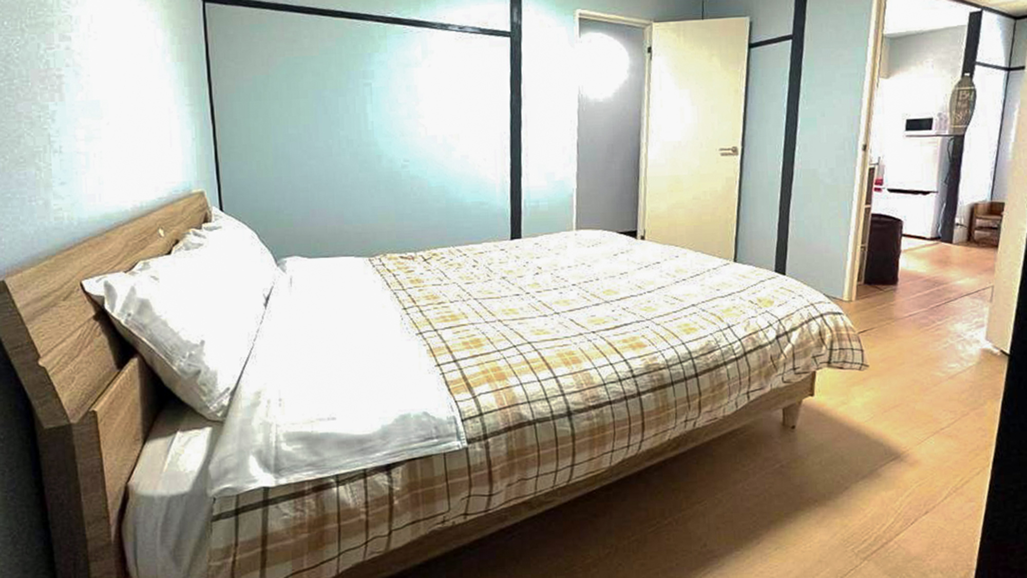 ・【401号室/ベッドルーム 】広々ダブルベッドで、贅沢なホテルステイ
