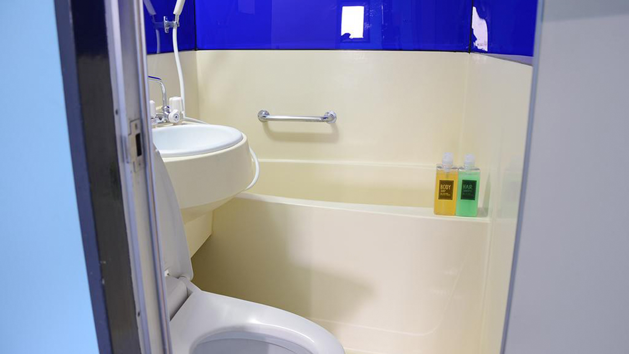 ・【402号室/バスルーム】水回りをまとめて配置したユニットバス。効率的な空間を実現