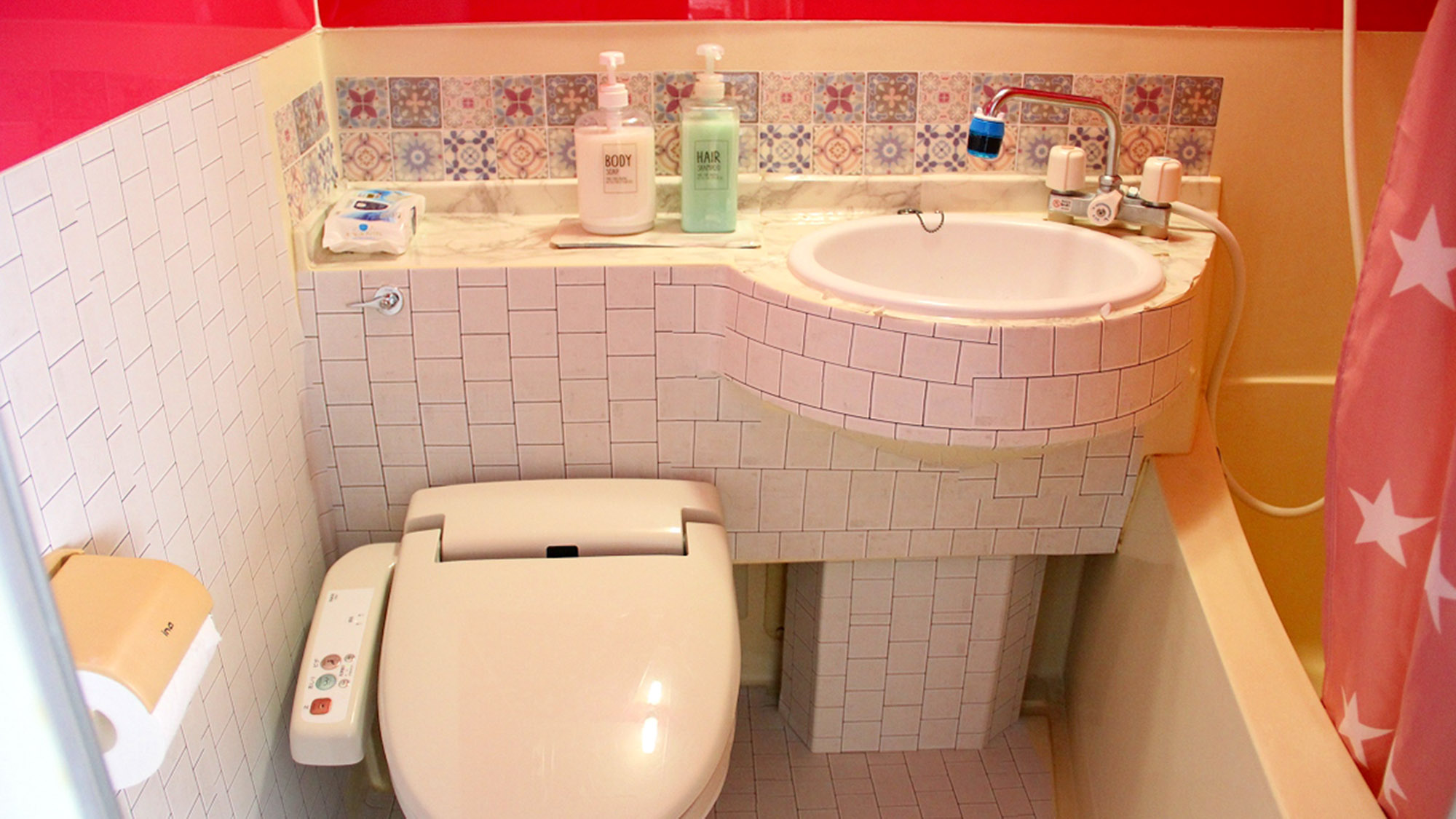 ・【403号室/バスルーム】洗浄機能付きトイレと、ボディソープやシャンプー完備のユニットバス