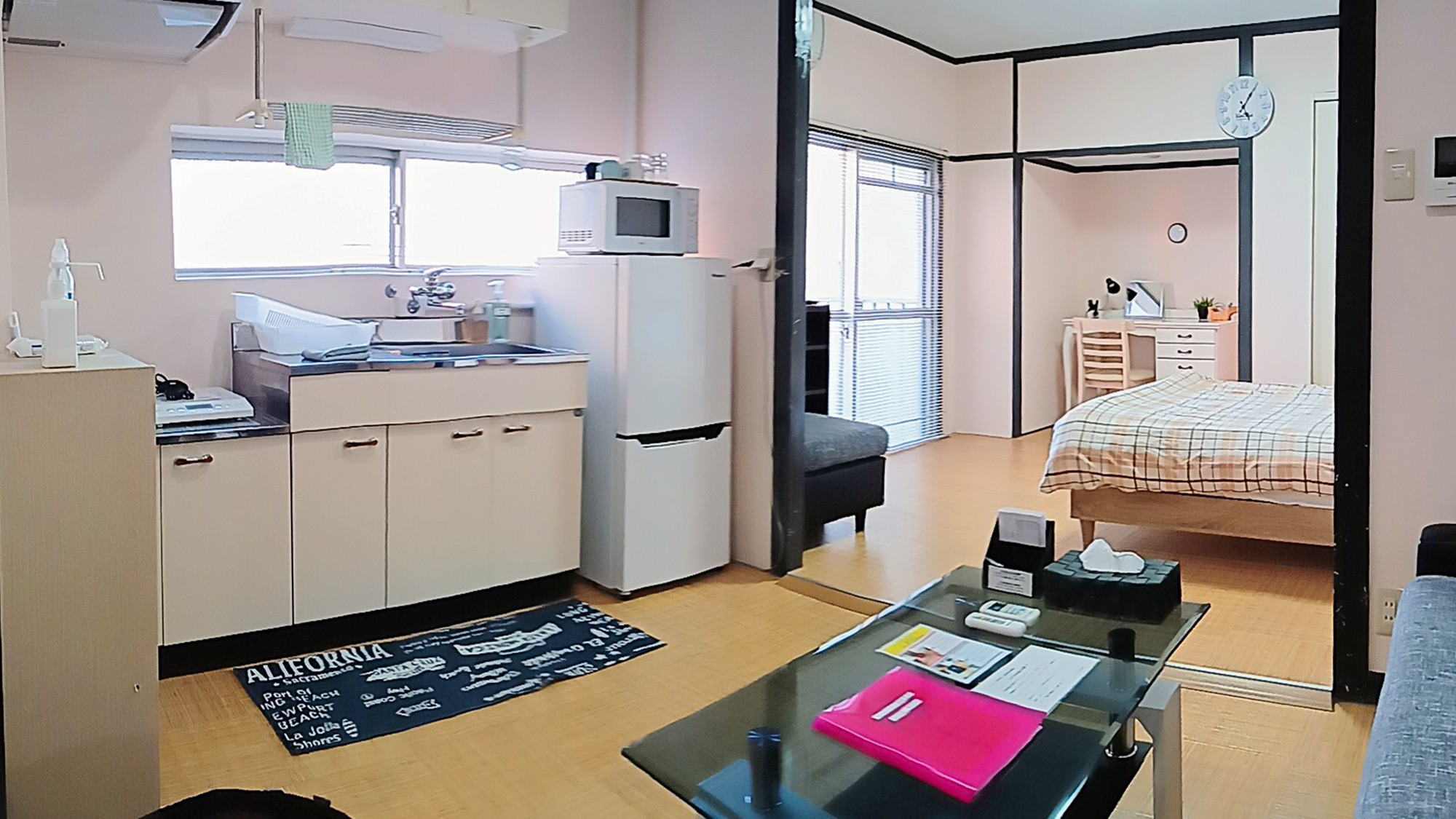 ・【403号室/ダイニングキッチン】家電、キッチン用品、食器、タオルなど生活必需品を揃えています