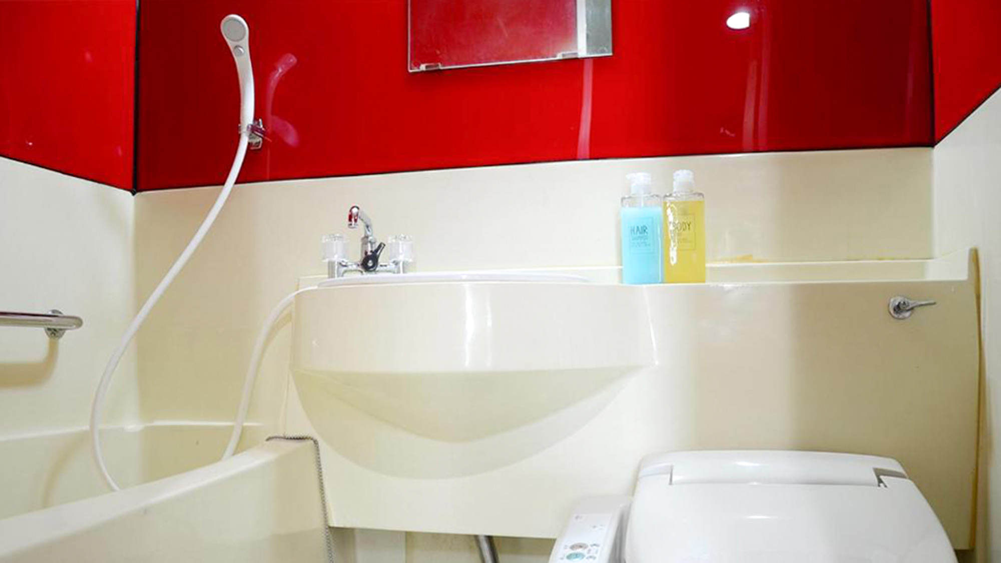 ・【301号室/バスルーム】バス・洗面・トイレ一体型で、コンパクトな空間に機能的に配置