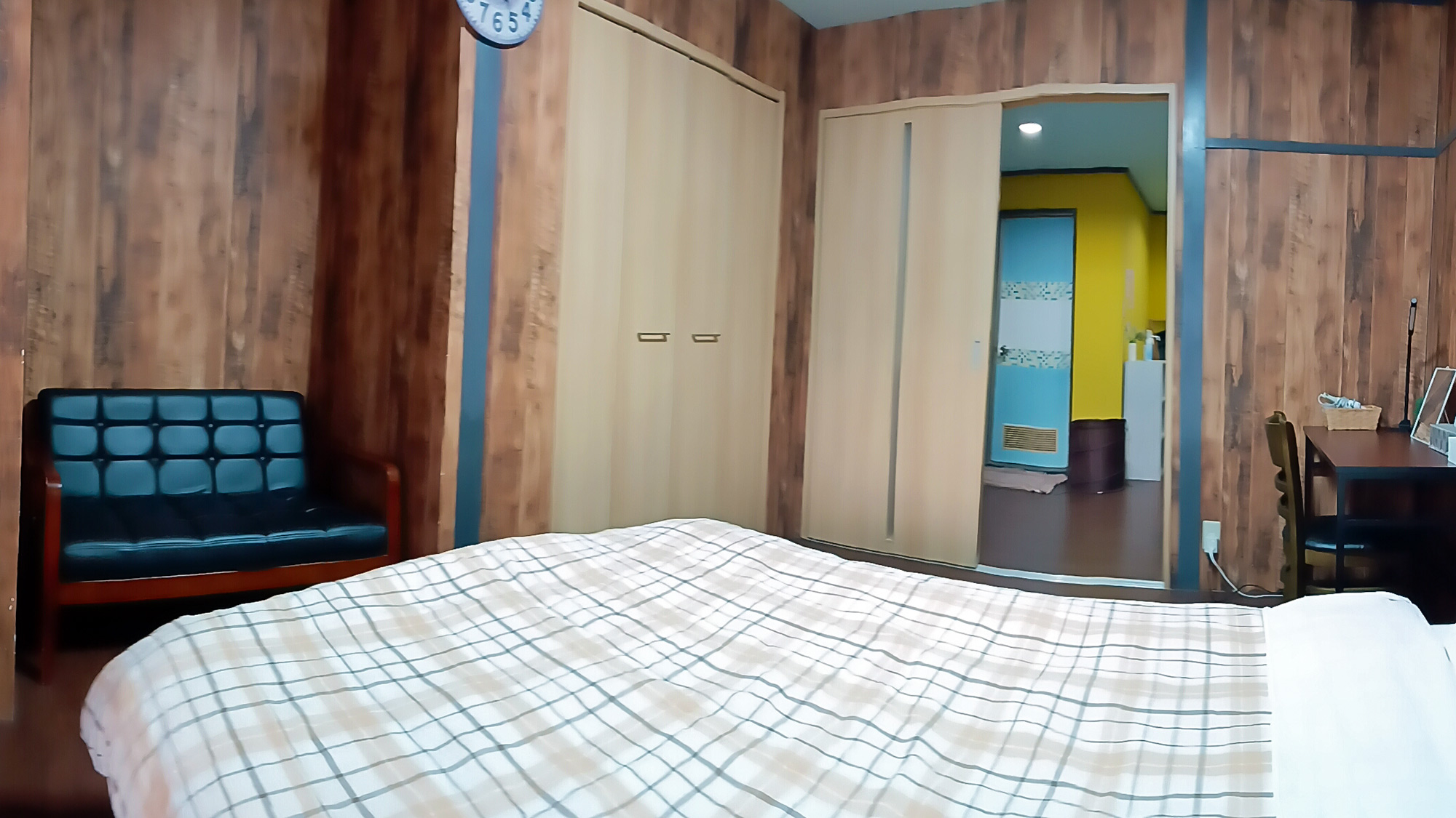 ・【301号室/ベッドルーム】収納充実！快適なベッドとパーソナルチェアで至福の時を