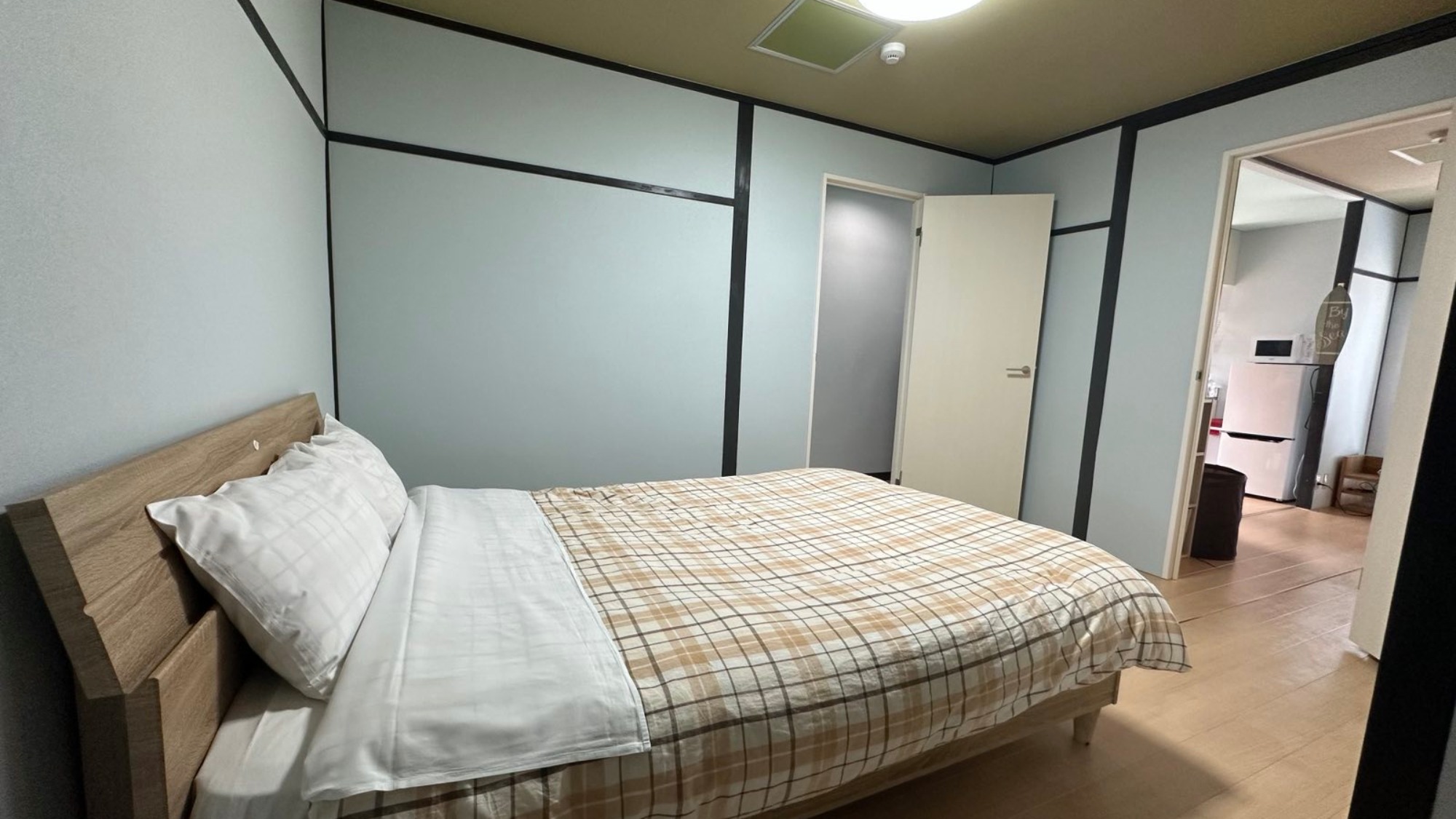 ・【401号室/ベッドルーム】ダブルベッドのお部屋。ふかふかの枕で心地よい眠りを誘います
