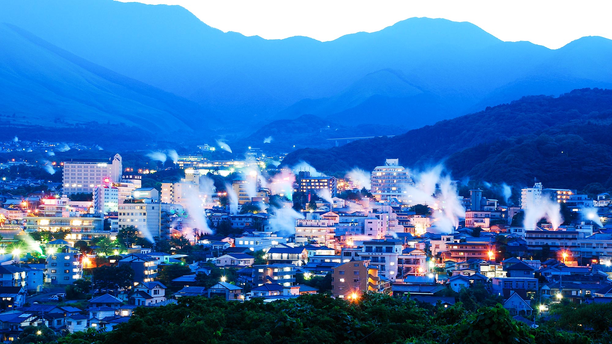 ・【観光情報】幻想的！鉄輪温泉、湯けむり夜景