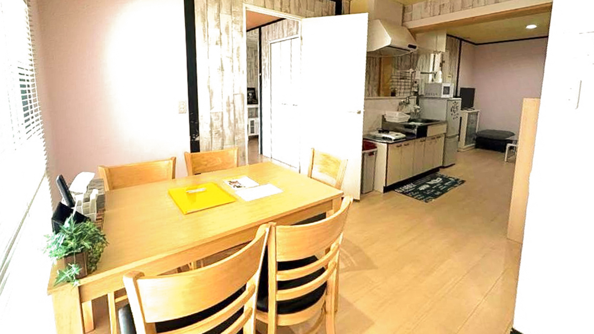 ・【303号室/ダイニング】4人掛ダイニングテーブルを設置。ゆっくりお食事をお楽しみください