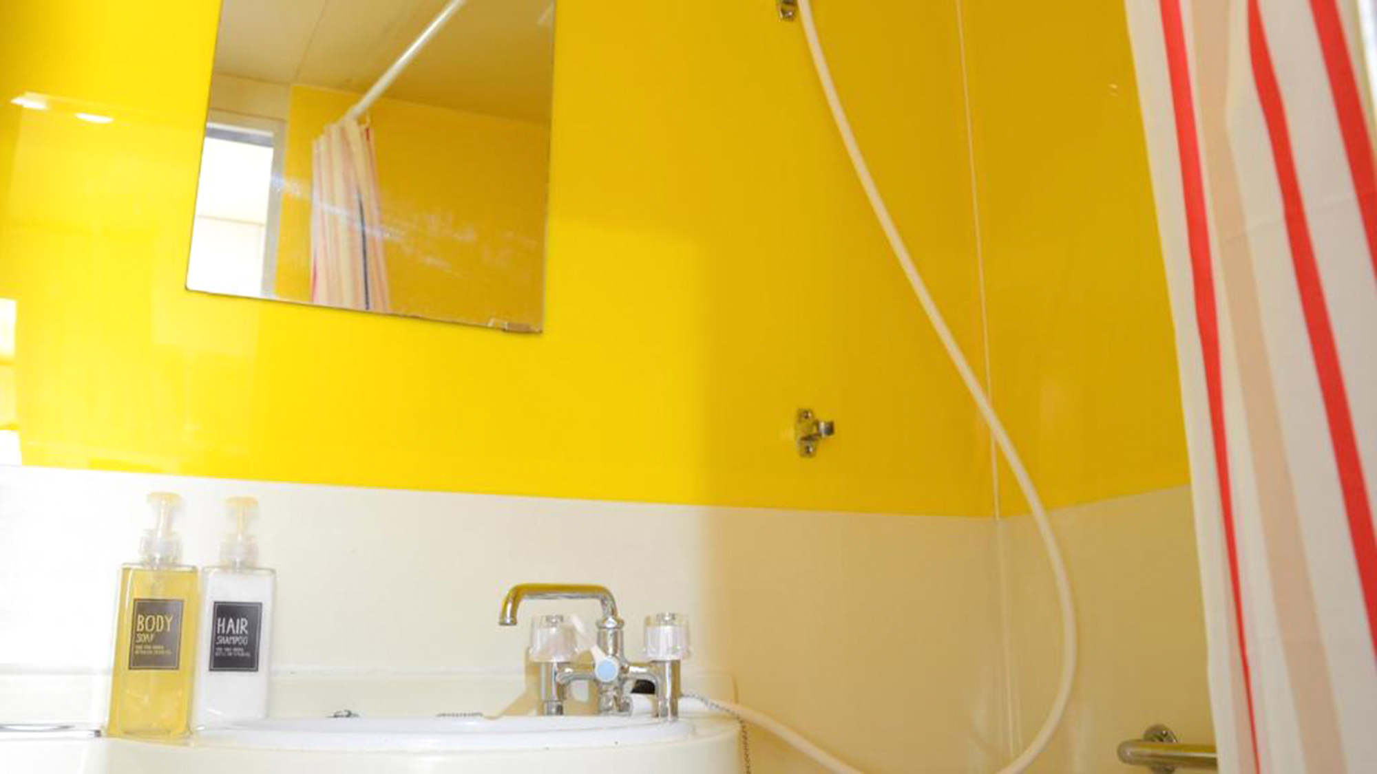 ・【303号室/バスルーム】滞在を快適に。ボディソープとシャンプーをご用意しています