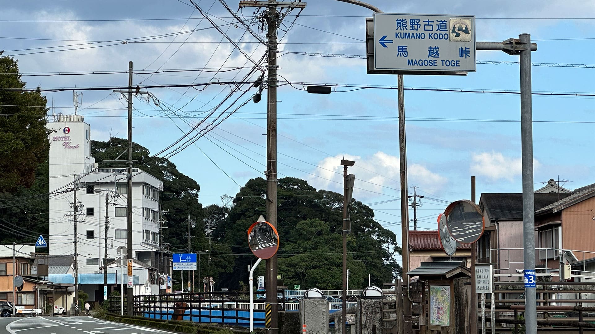 熊野古道・馬越峠登り口jからのホテル外観