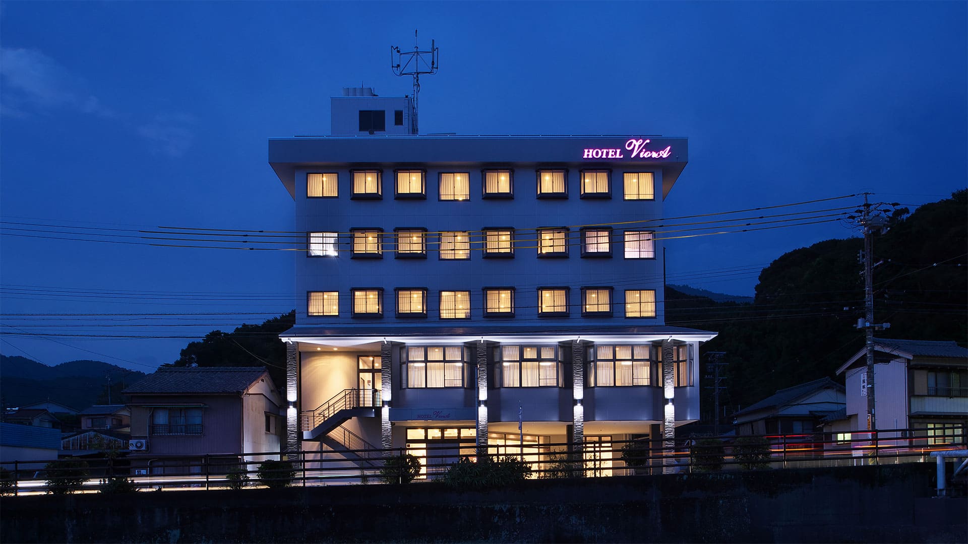 夜のホテルの外観
