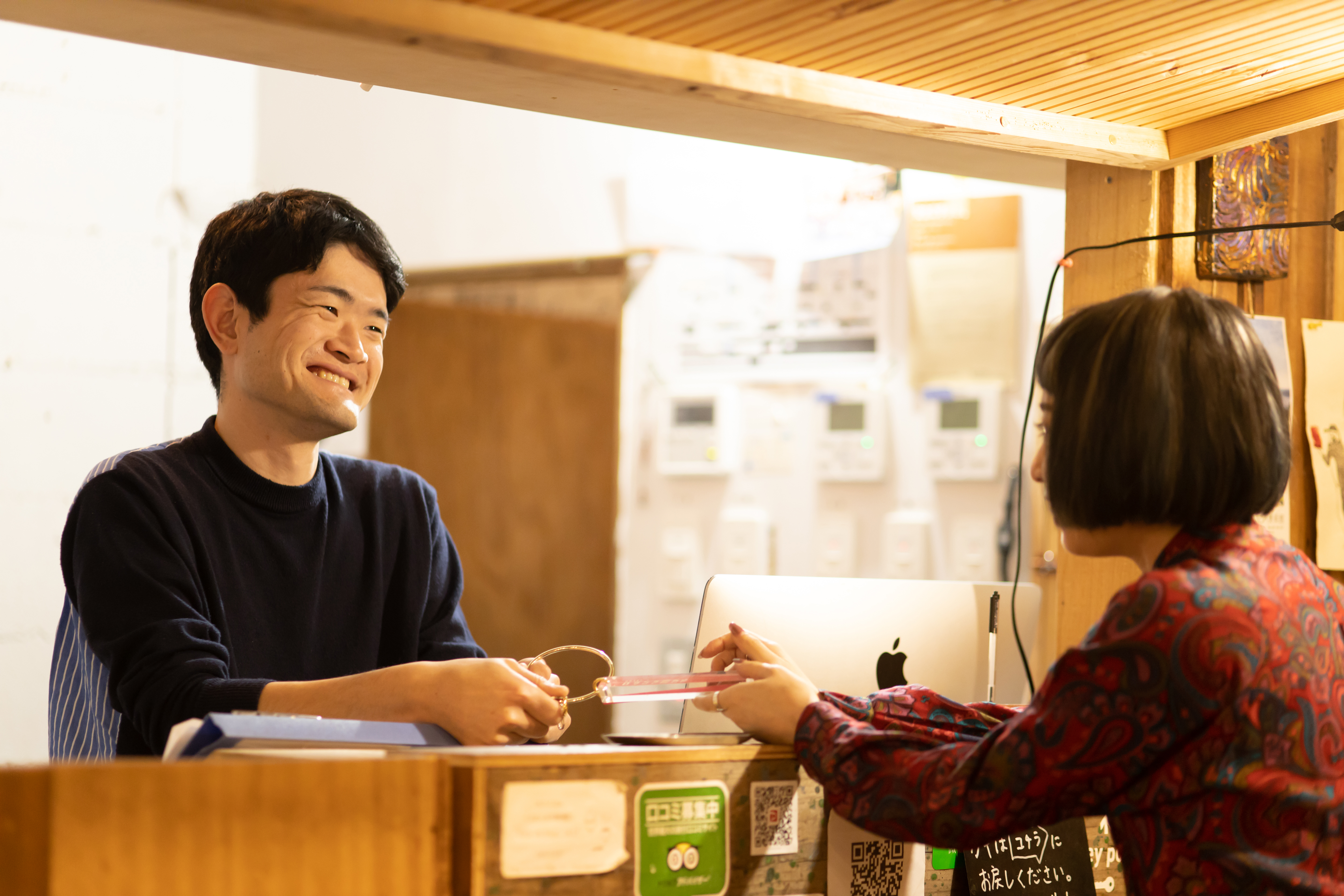 チェックインではスタッフが熱海の街をご案内しています。困ったらお声がけください