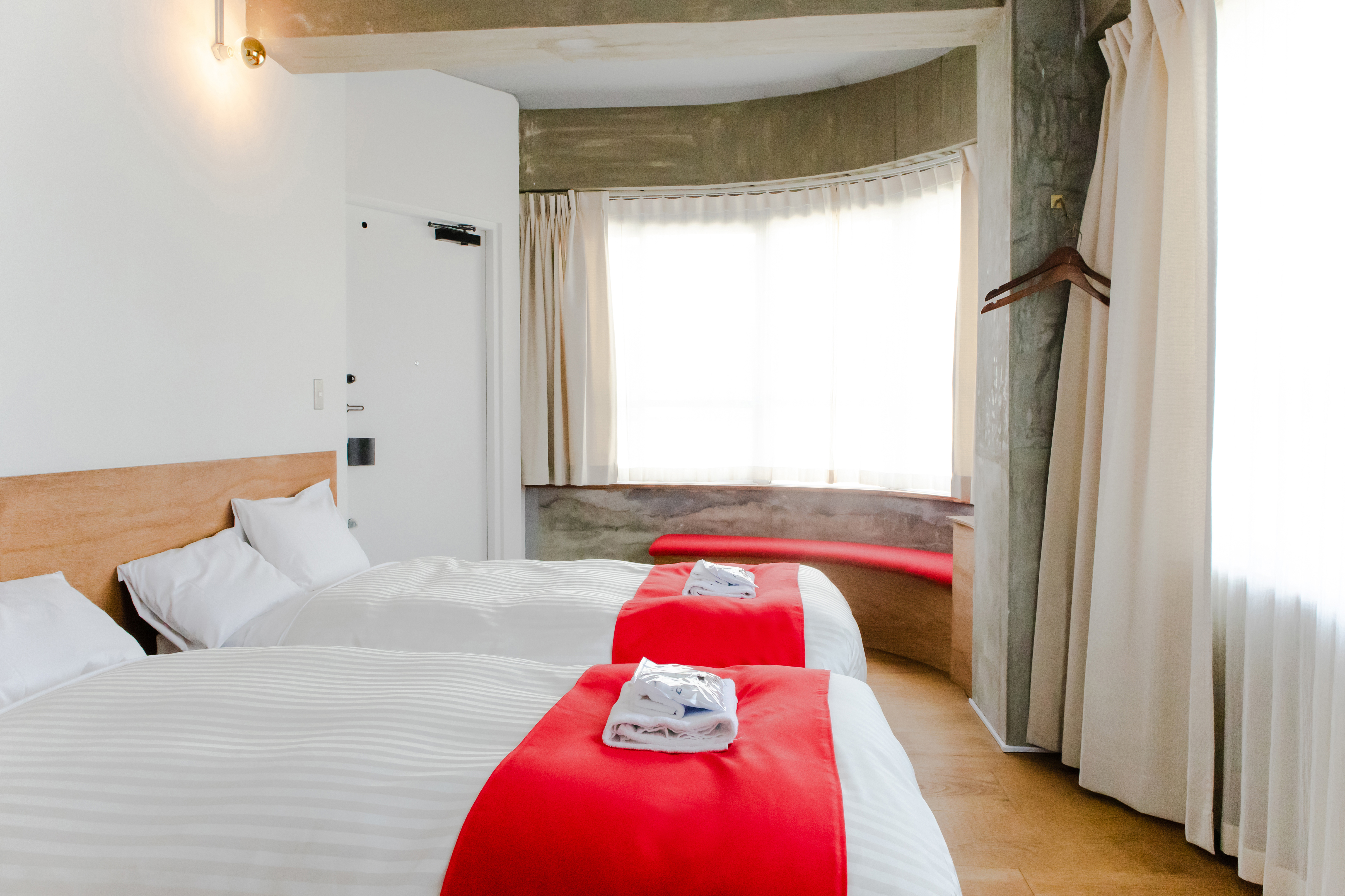 3階角部屋301号室 熱海銀座商店街を一望できる大きな窓があり、光もたくさん入るツインルーム