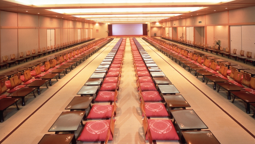 【大宴会場「松籟（しょうらい）」】最大320畳の広さは圧巻。